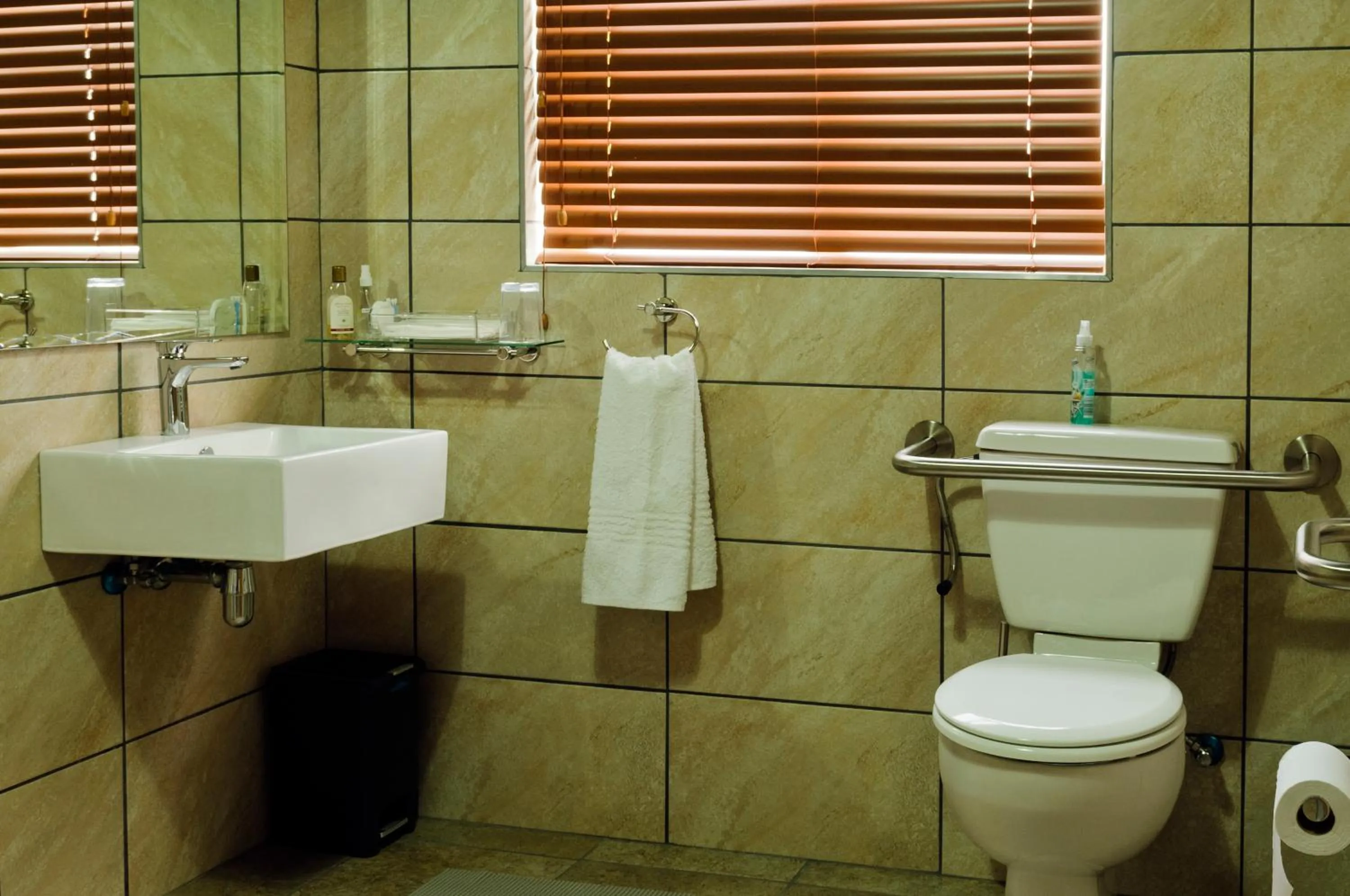 Toilet in Country Park Guest House - Muldersdrift