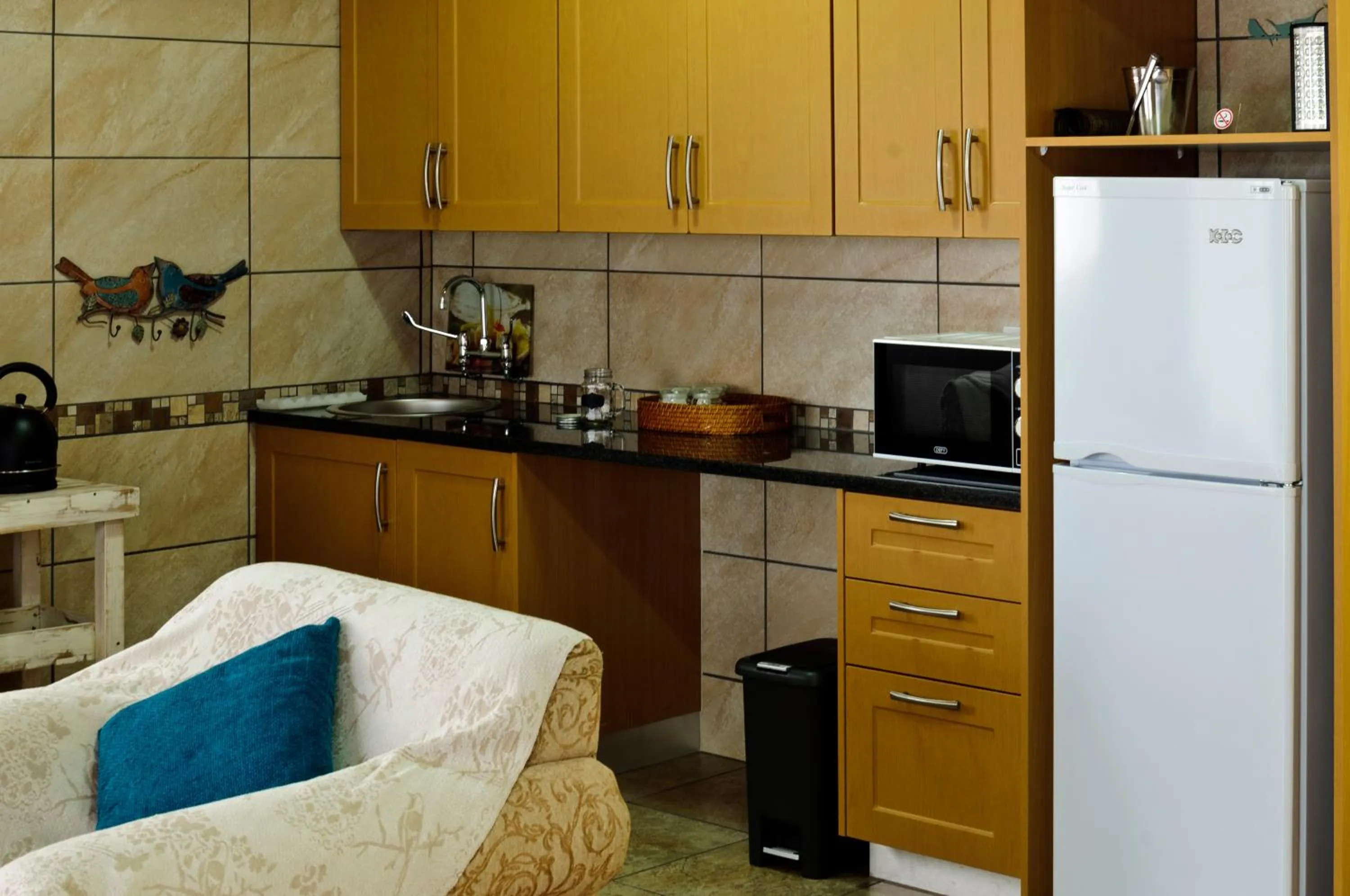 Kitchen or kitchenette in Country Park Guest House - Muldersdrift