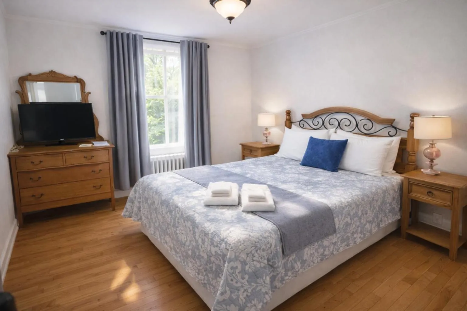 Bed in Auberge L'Orpailleur