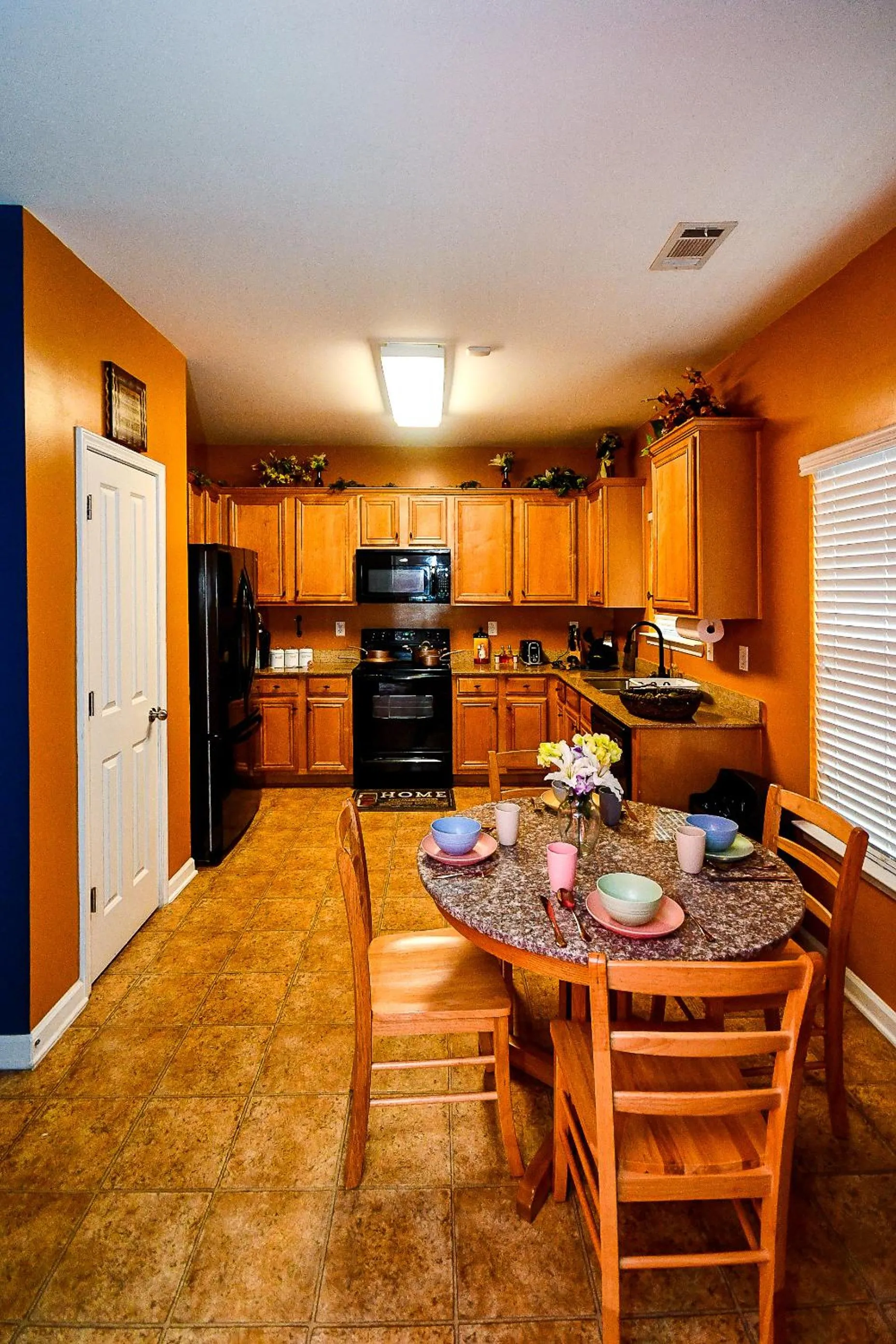 kitchen in 4 - Bed home with Cali King Bed, 12 mins to DTWN