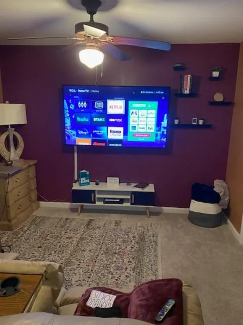 Communal lounge/ TV room in 4 - Bed home with Cali King Bed, 12 mins to DTWN