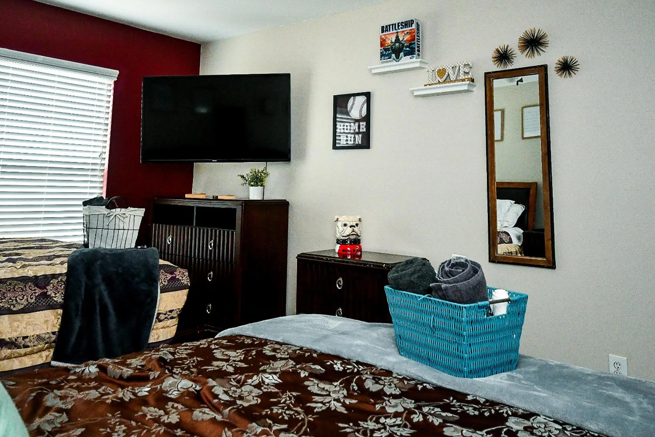 Bedroom in 4 - Bed home with Cali King Bed, 12 mins to DTWN