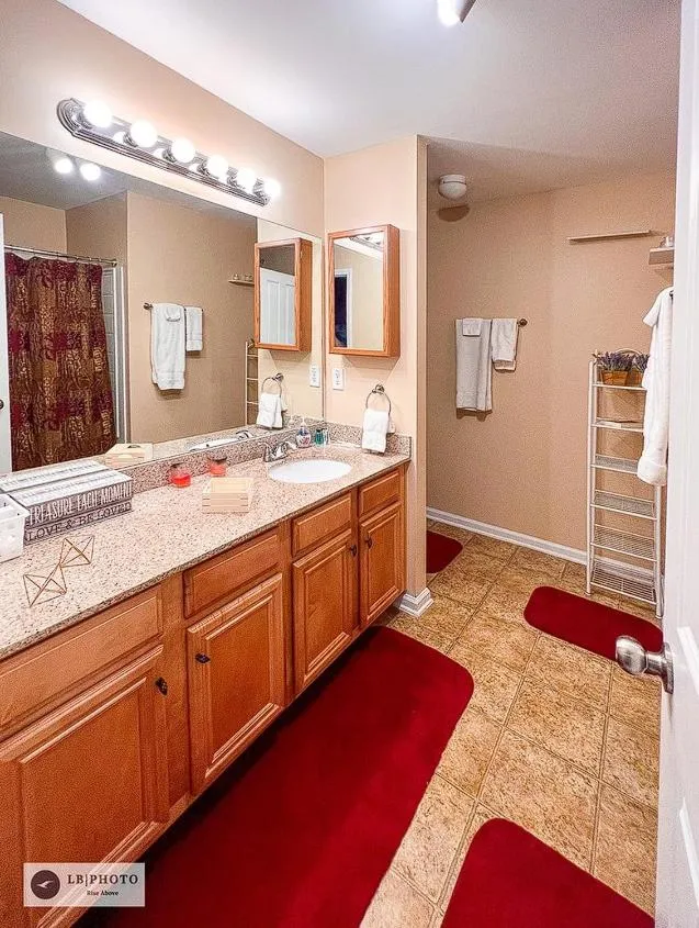 Bathroom in 4 - Bed home with Cali King Bed, 12 mins to DTWN
