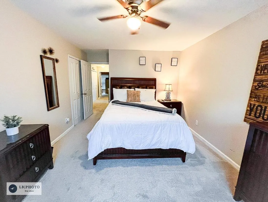 Bed in 4 - Bed home with Cali King Bed, 12 mins to DTWN