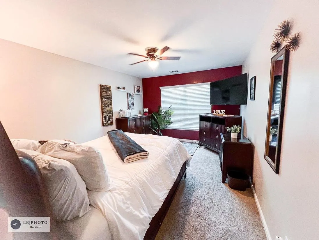 Bed in 4 - Bed home with Cali King Bed, 12 mins to DTWN