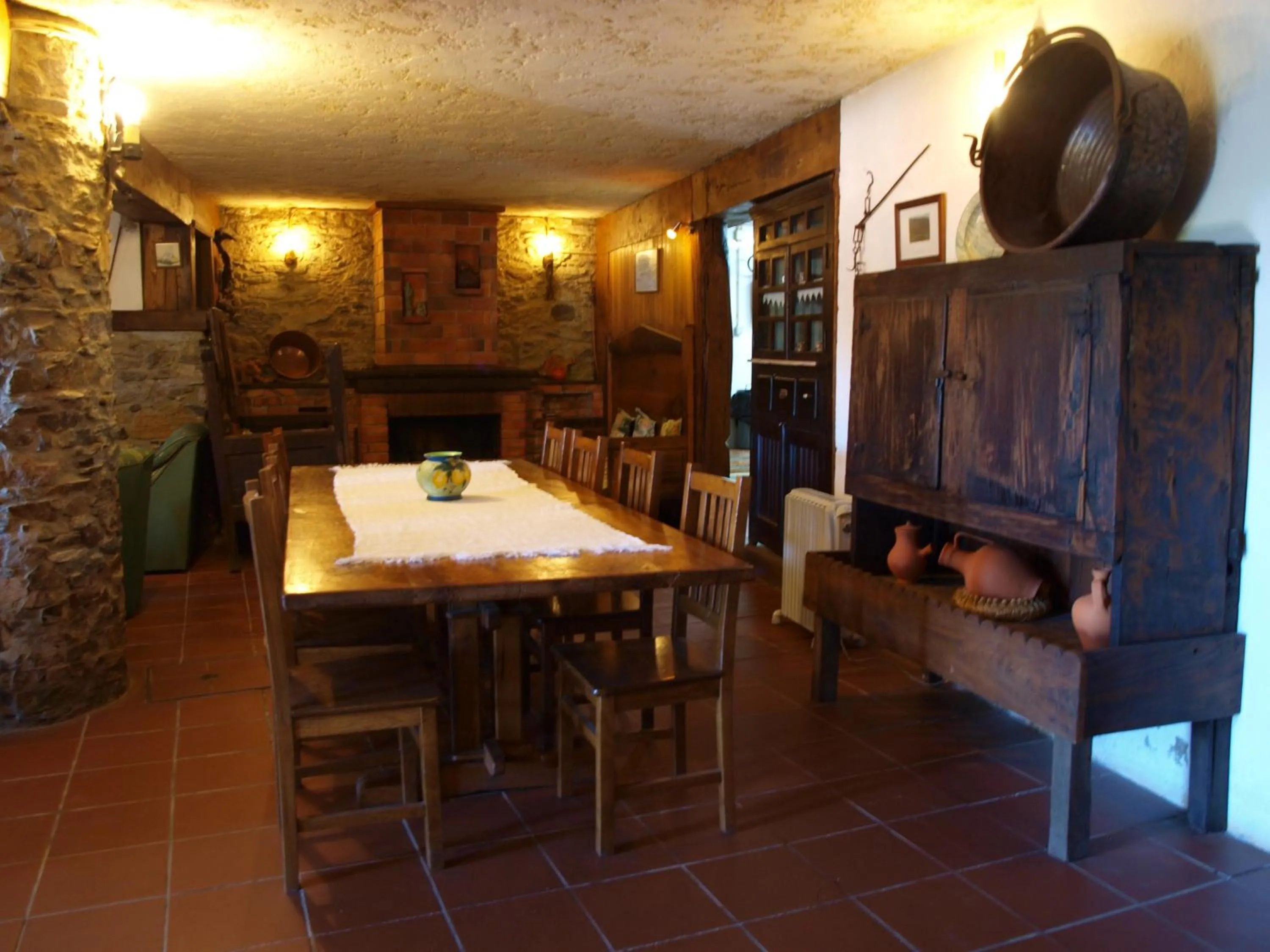Communal lounge/ TV room in Casa da Bica Gondesende