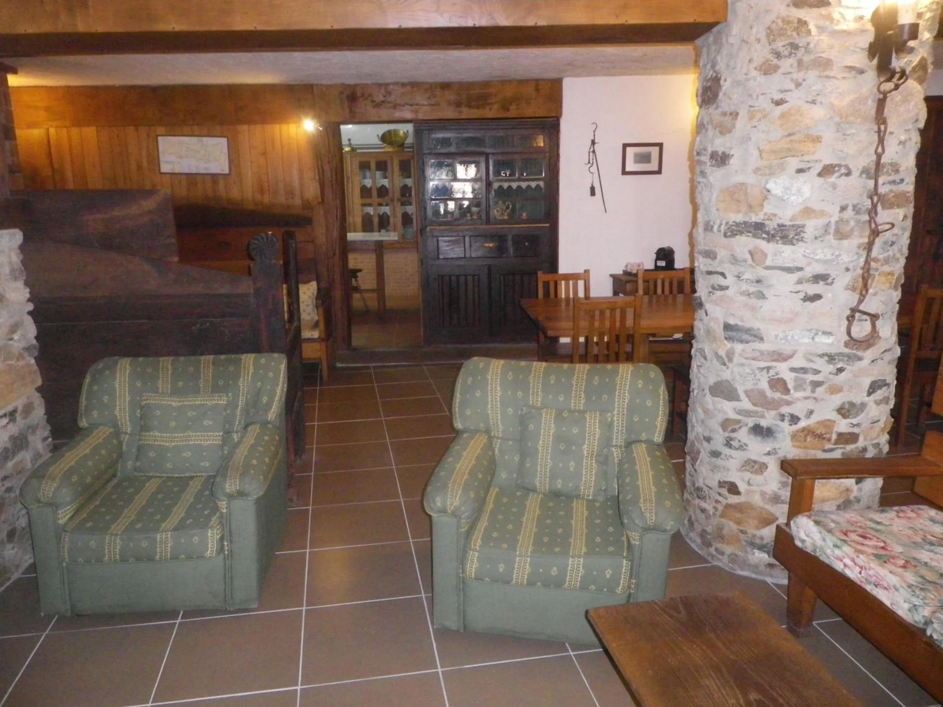 Communal lounge/ TV room in Casa da Bica Gondesende