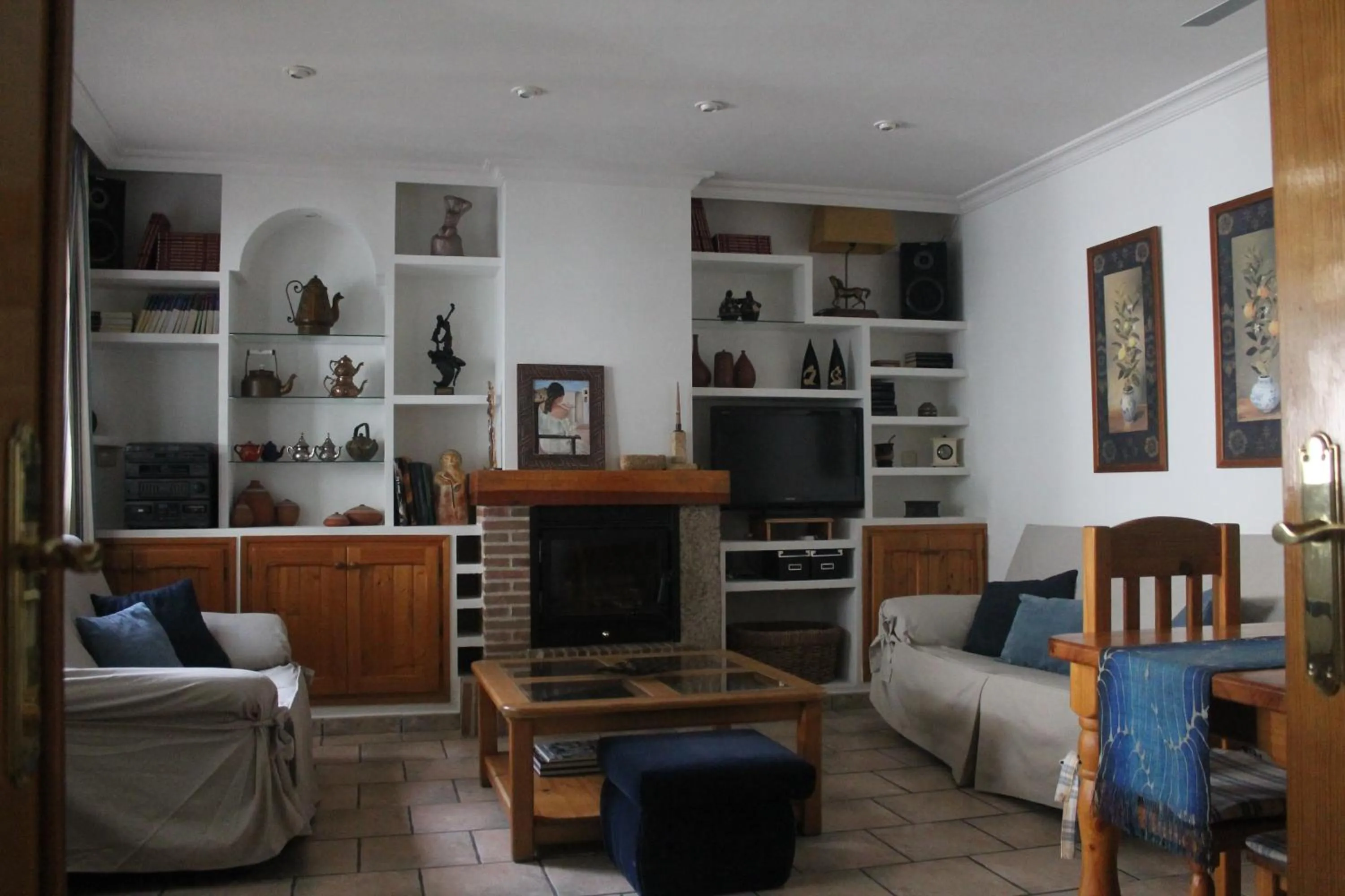 Communal lounge/ TV room in Hedera