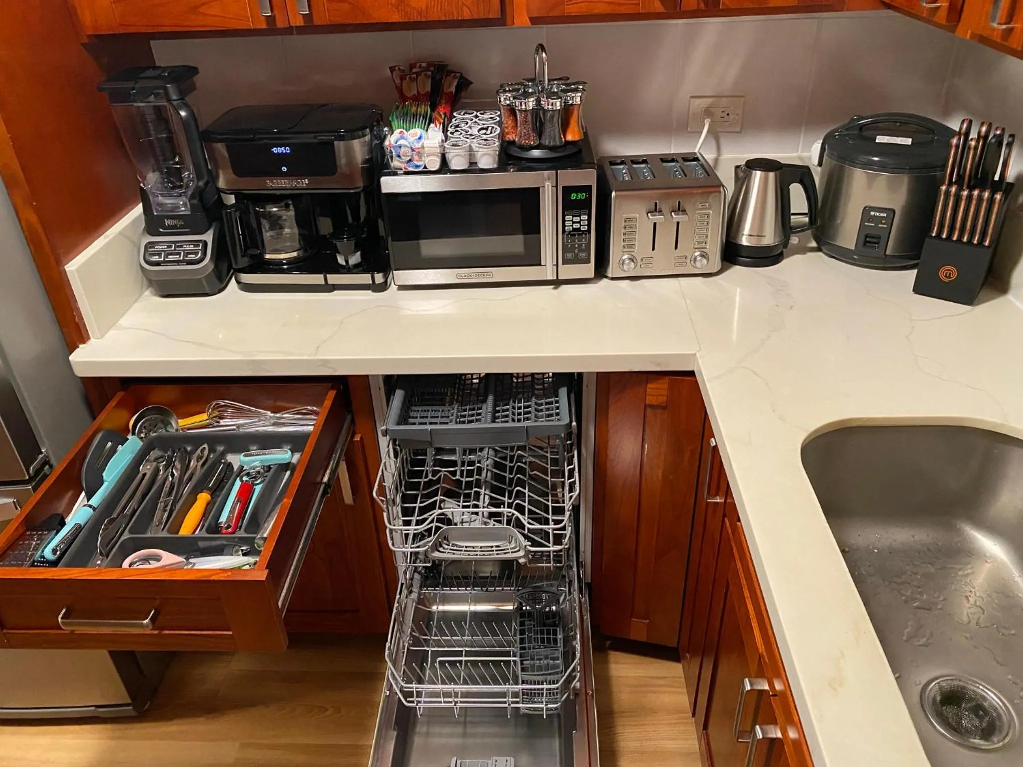 Kitchen or kitchenette in Cozy 2beds,2baths, free parking at Waikiki Beach