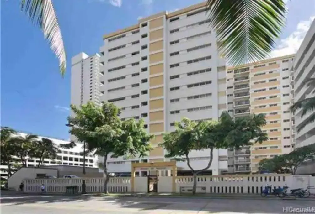 Property building in Cozy 2beds,2baths, free parking at Waikiki Beach