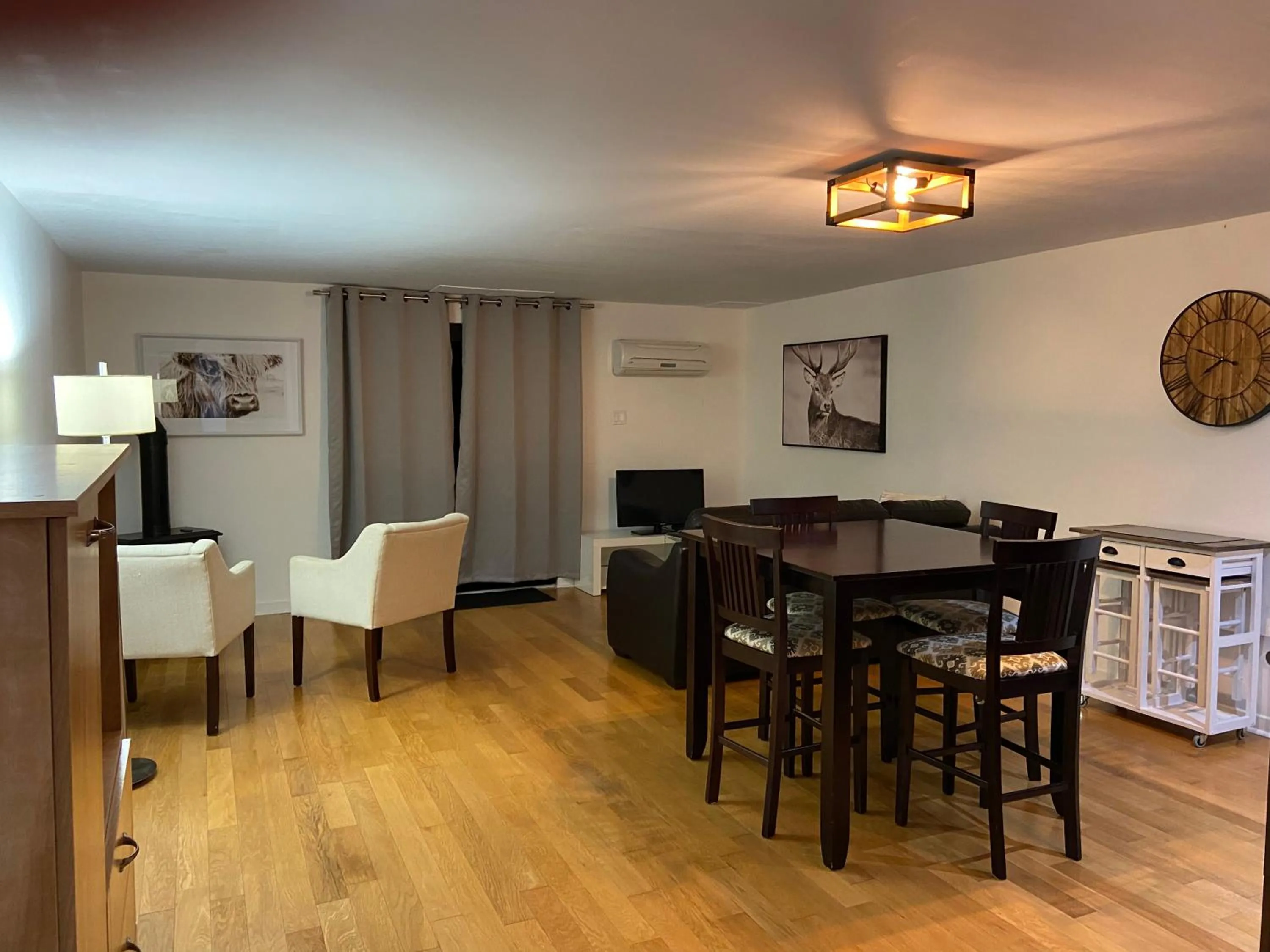 Dining Area in Condo Hotel Au pied du Mont Orford