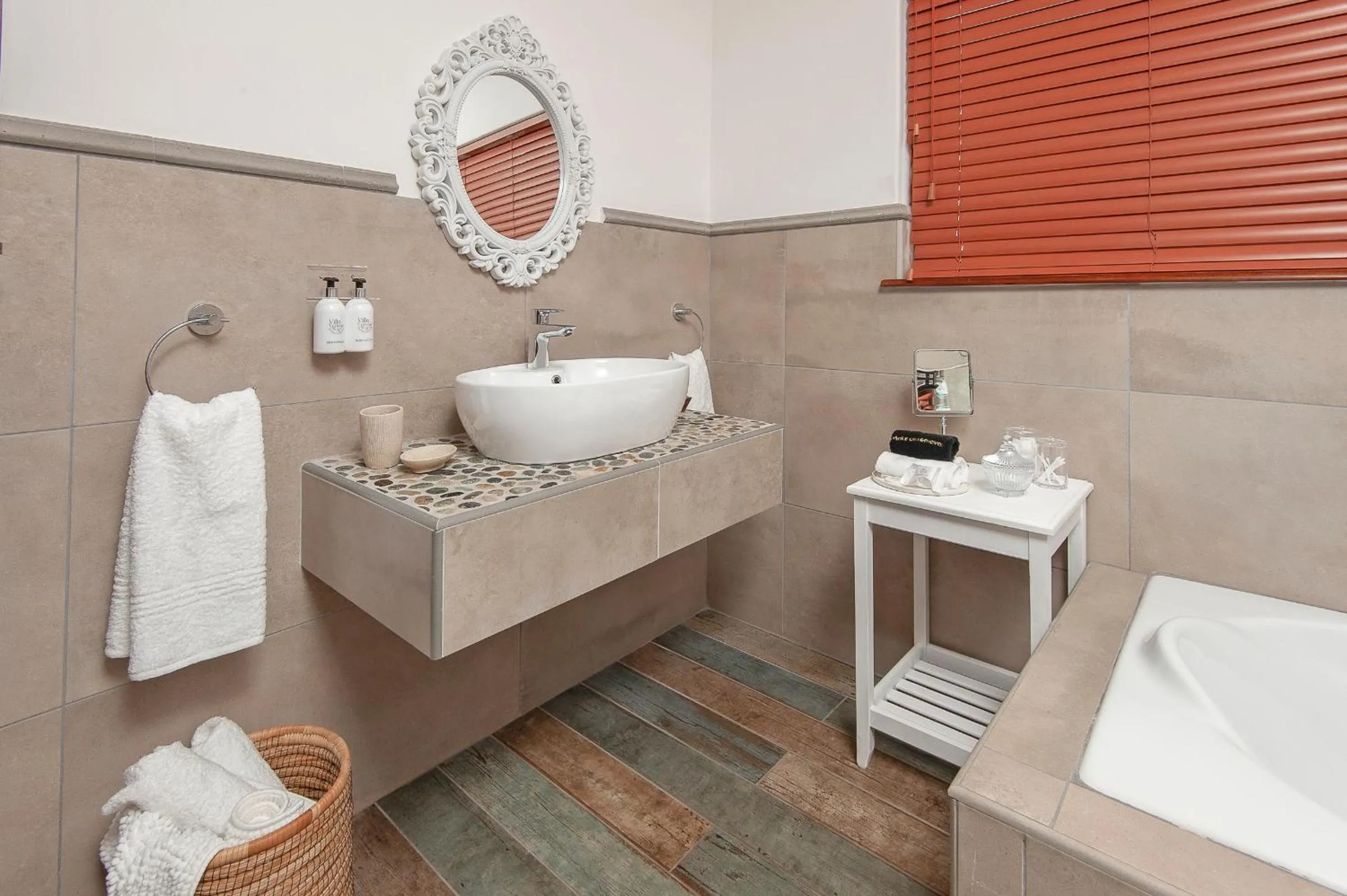 Bathroom, Bed in Villa Venusta Luxury Guesthouse - Solar Power
