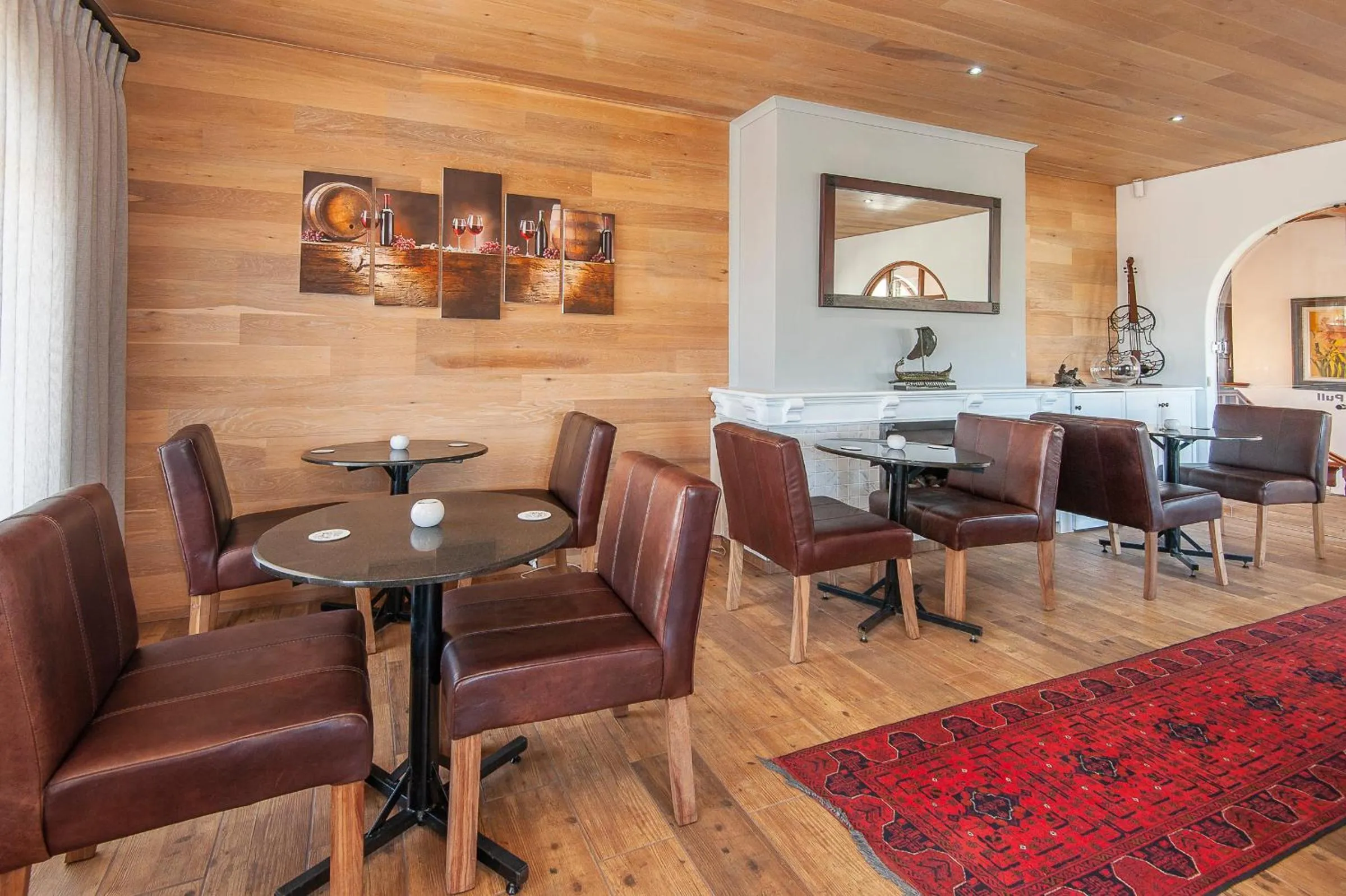 Communal lounge/ TV room in Villa Venusta Luxury Guesthouse - Solar Power