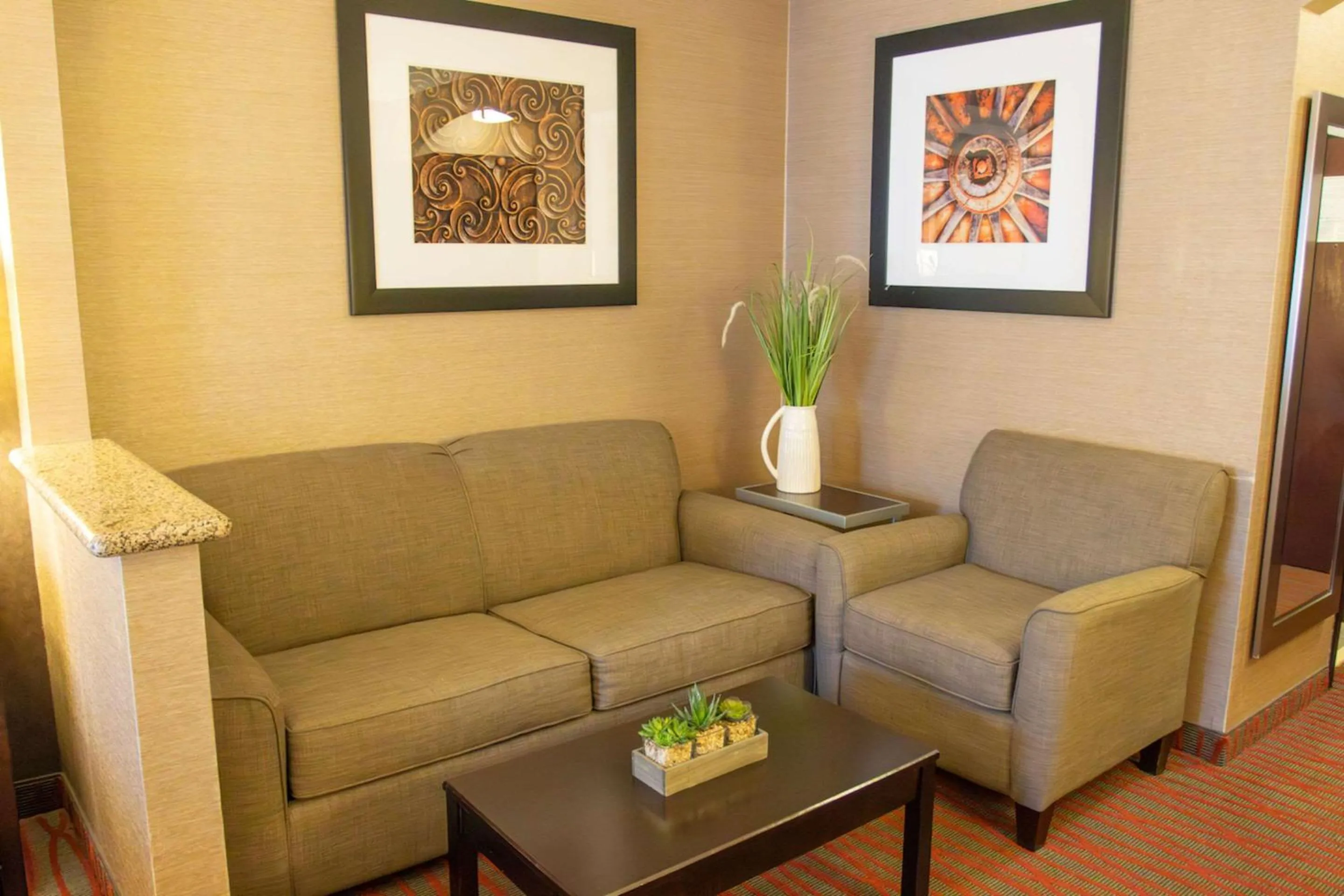 Seating area in Country Inn & Suites by Radisson, Garden City, KS