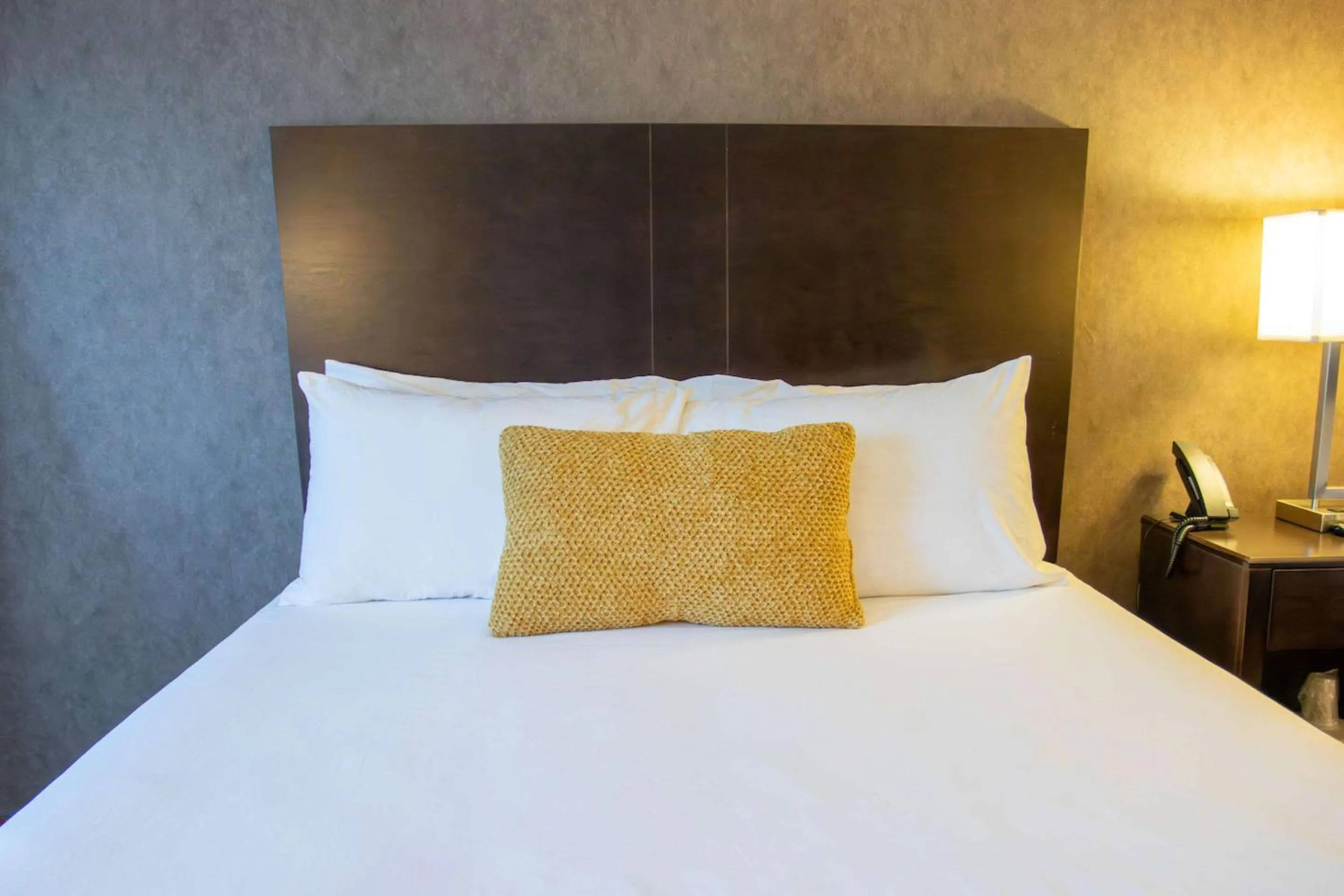 Bedroom, Bed in Country Inn & Suites by Radisson, Garden City, KS