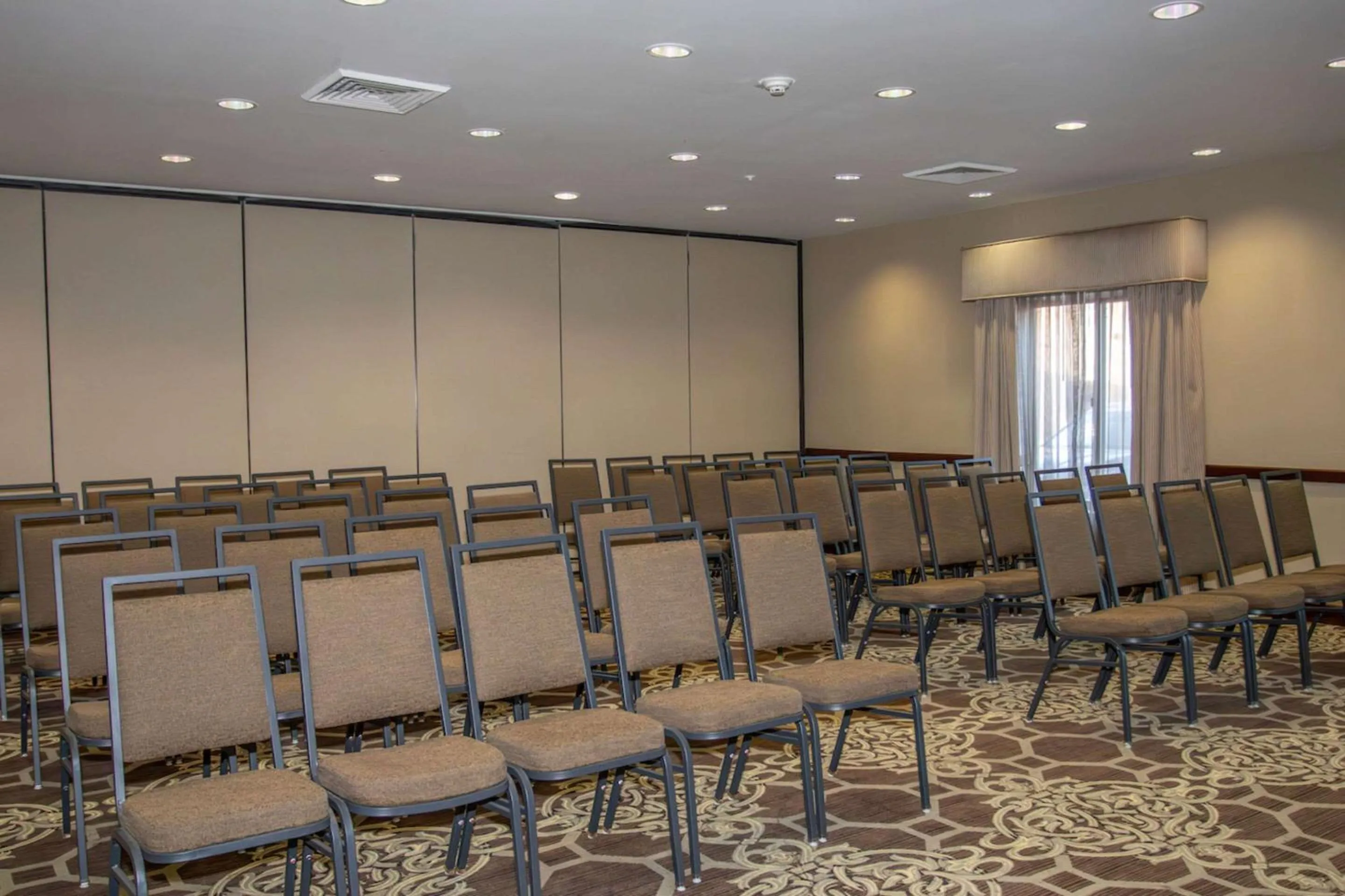 Meeting/conference room in Country Inn & Suites by Radisson, Garden City, KS
