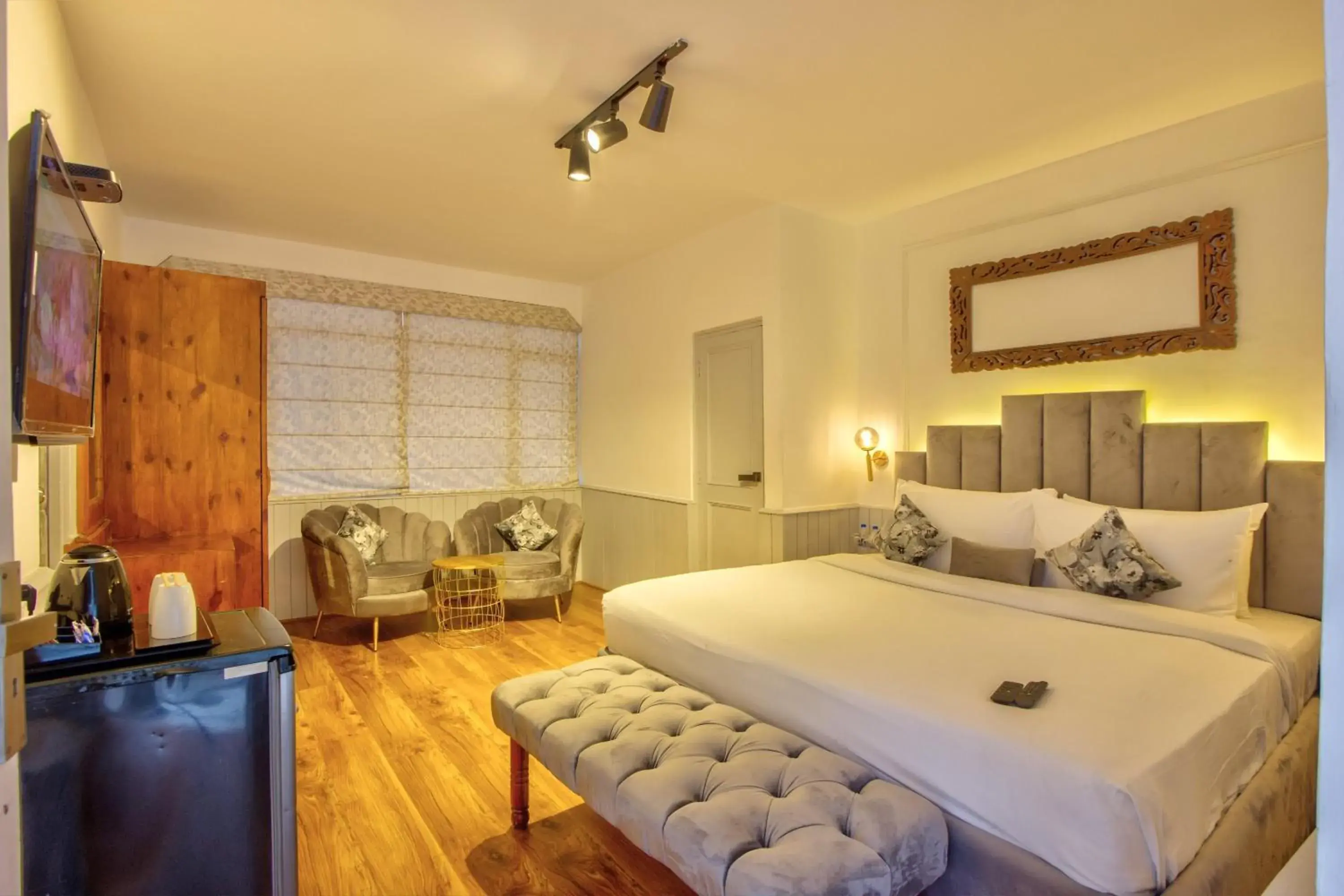 Photo of the whole room in PARADISE-The Whitehouse Cafe Photo of the whole room in PARADISE-The Whitehouse Cafe