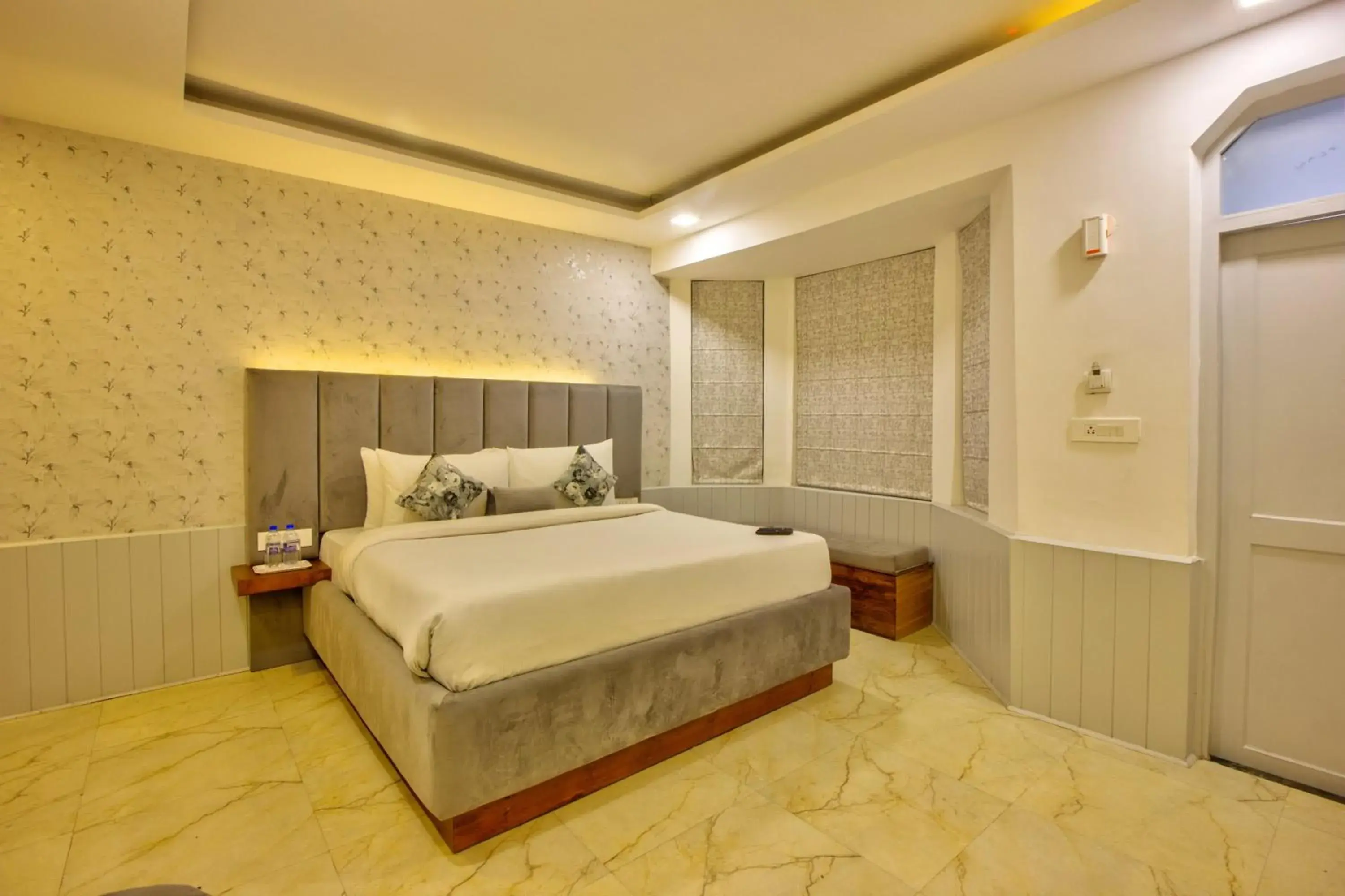 Bed in PARADISE-The Whitehouse Cafe Bed in PARADISE-The Whitehouse Cafe