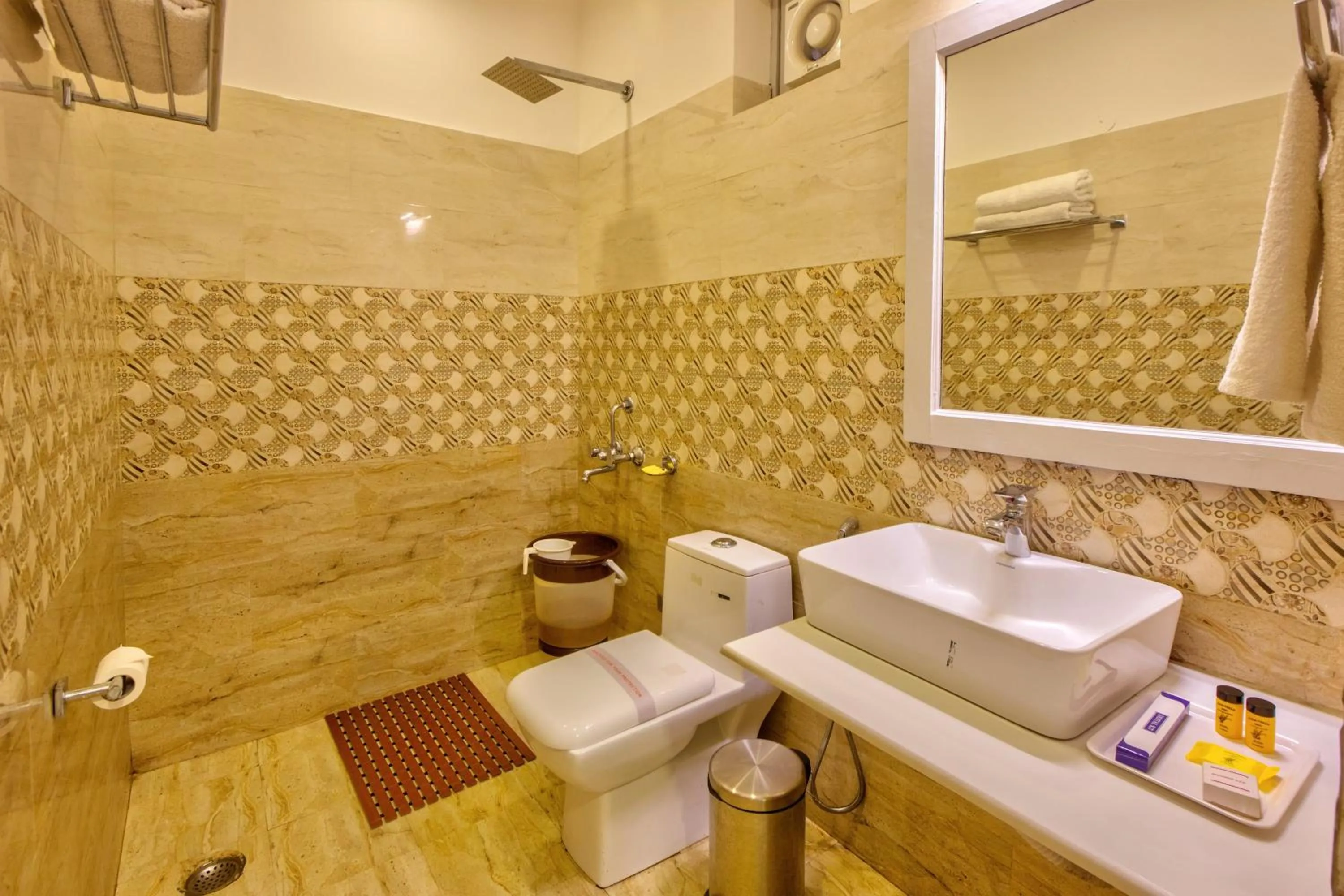 Bathroom in PARADISE-The Whitehouse Cafe