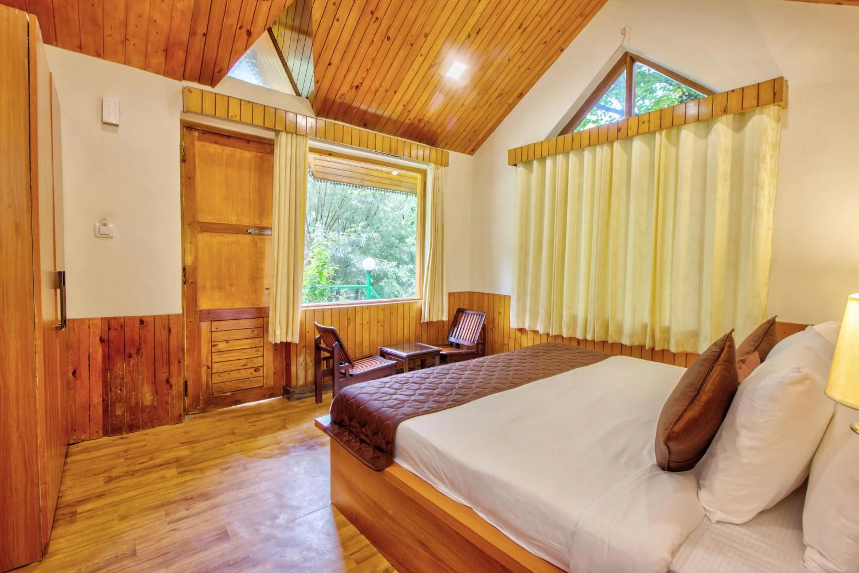 Bed in PARADISE-The Whitehouse Cafe