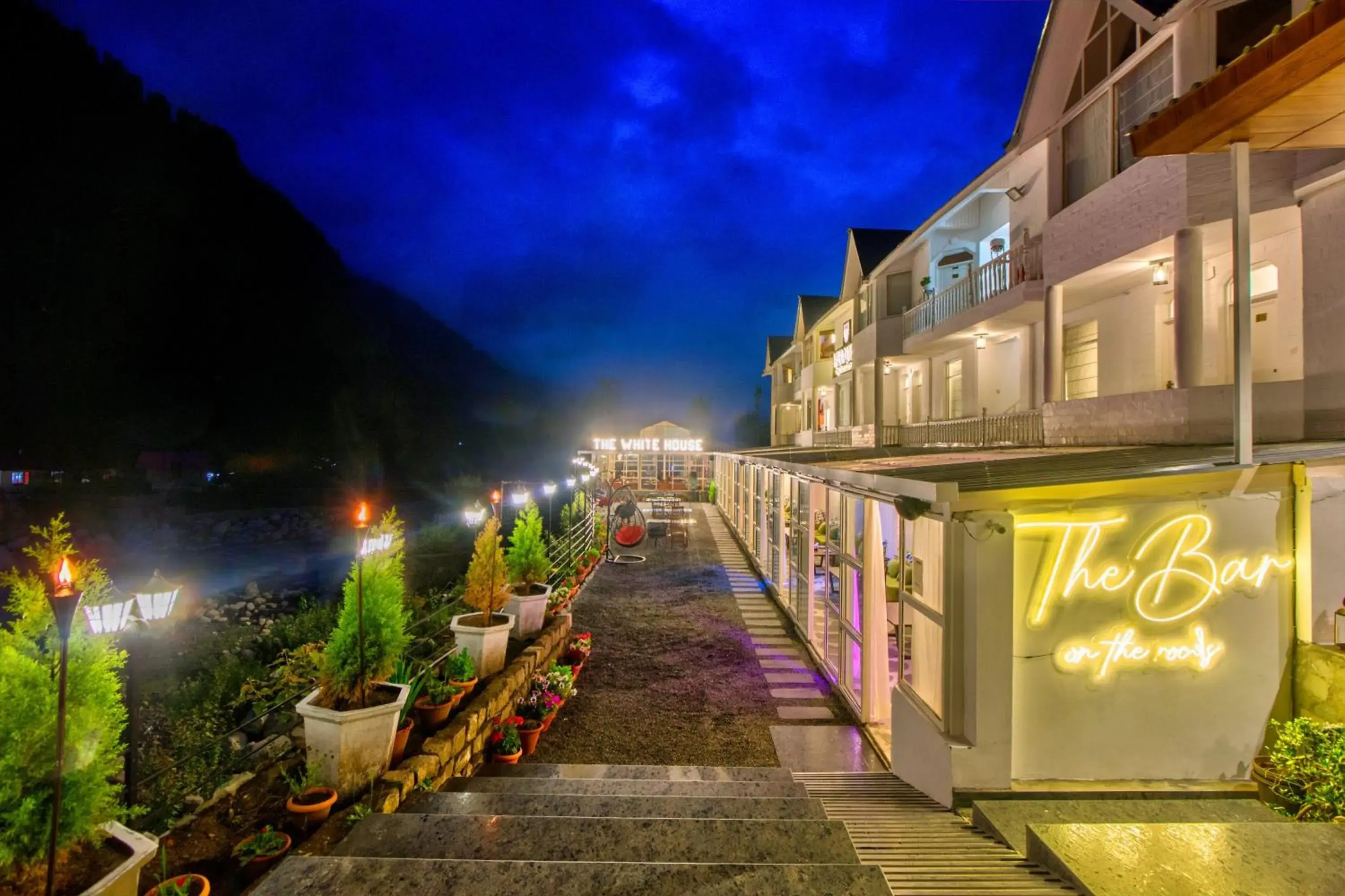 Property building in PARADISE-The Whitehouse Cafe Property building in PARADISE-The Whitehouse Cafe