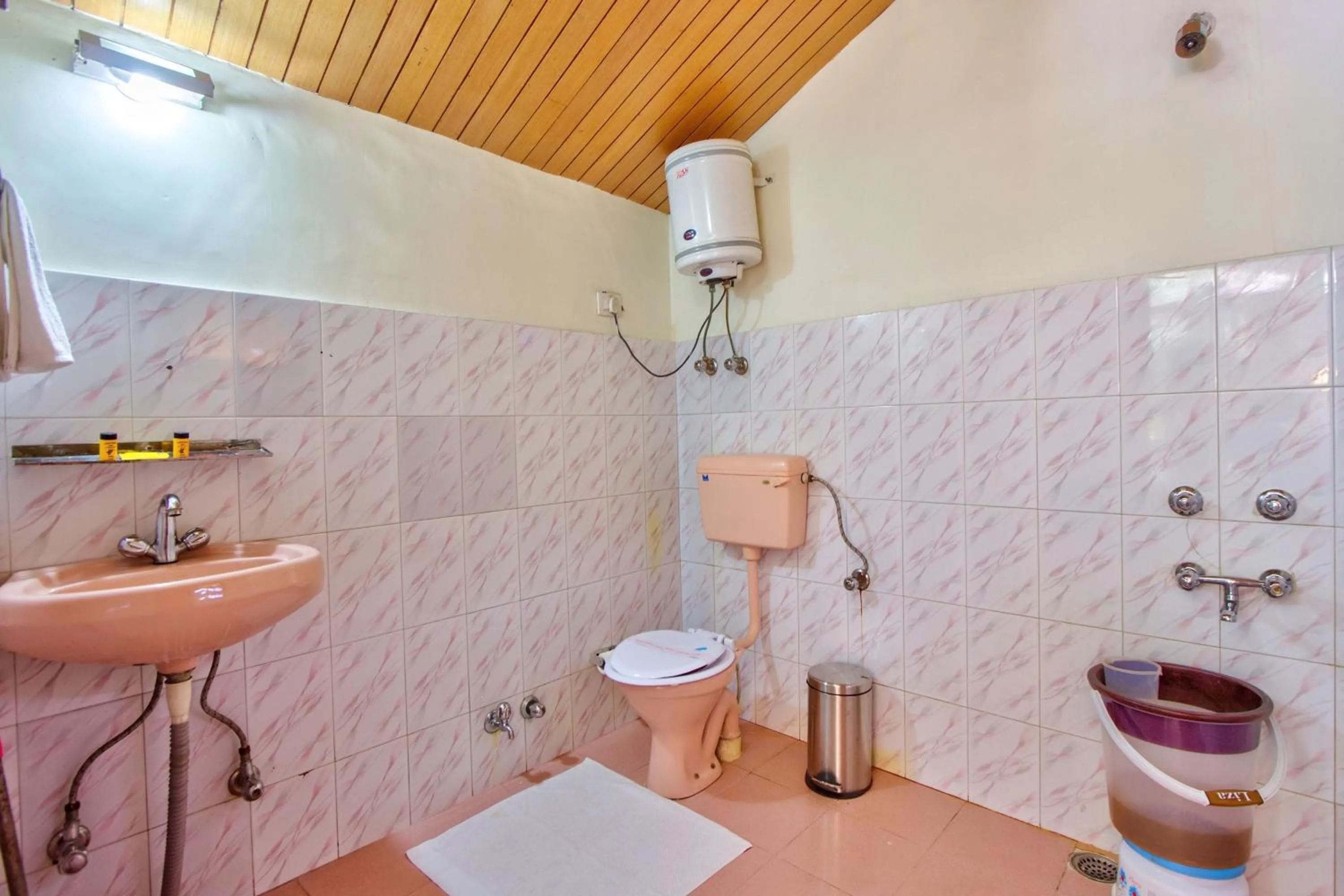 Bathroom in PARADISE-The Whitehouse Cafe