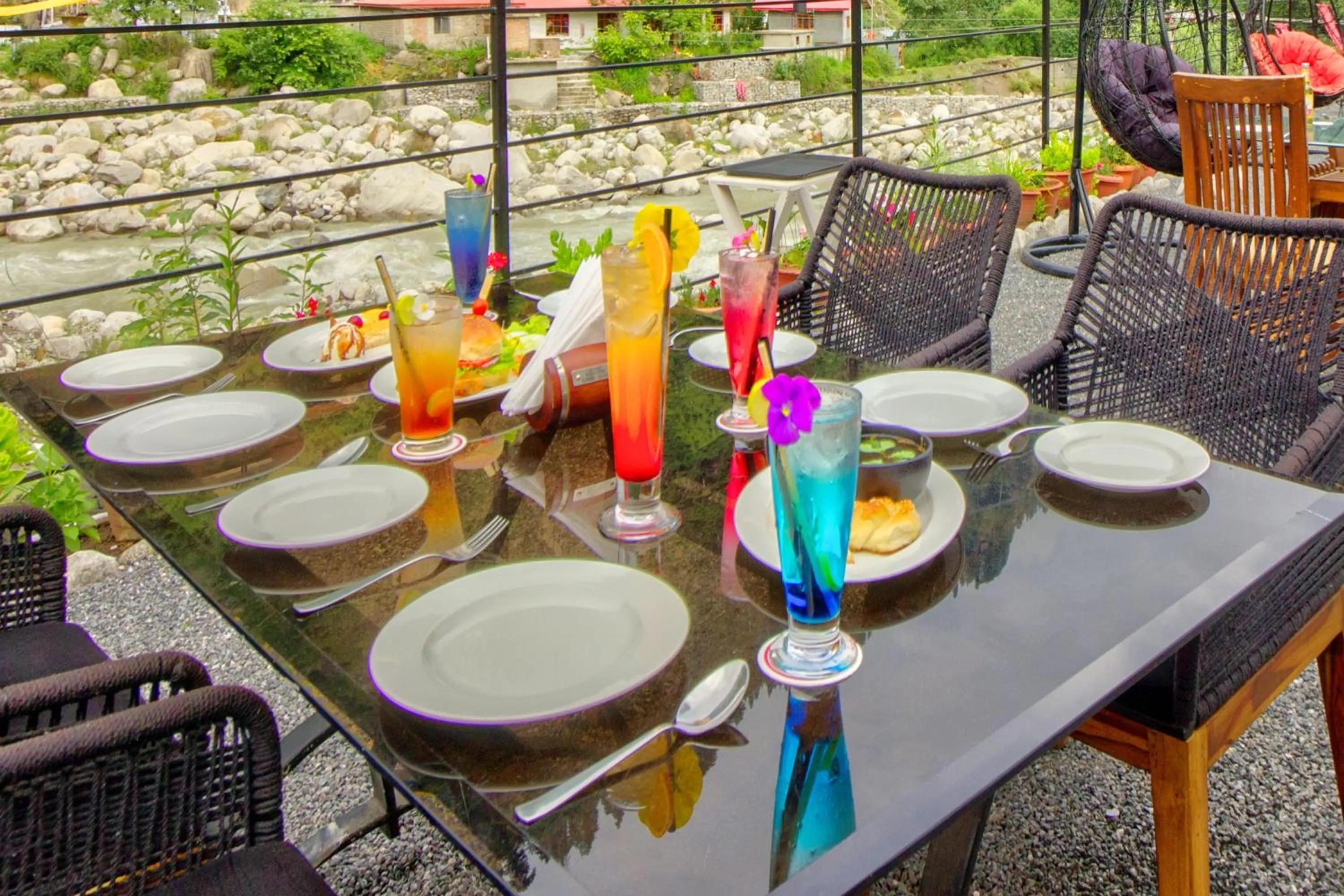 Food and drinks in PARADISE-The Whitehouse Cafe