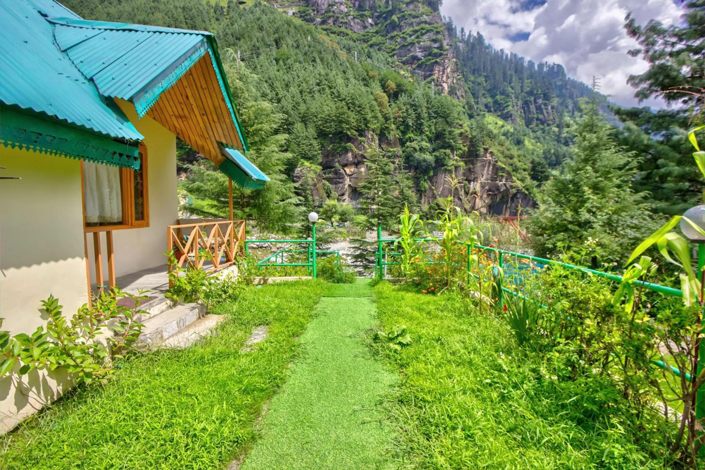 Garden in PARADISE-The Whitehouse Cafe