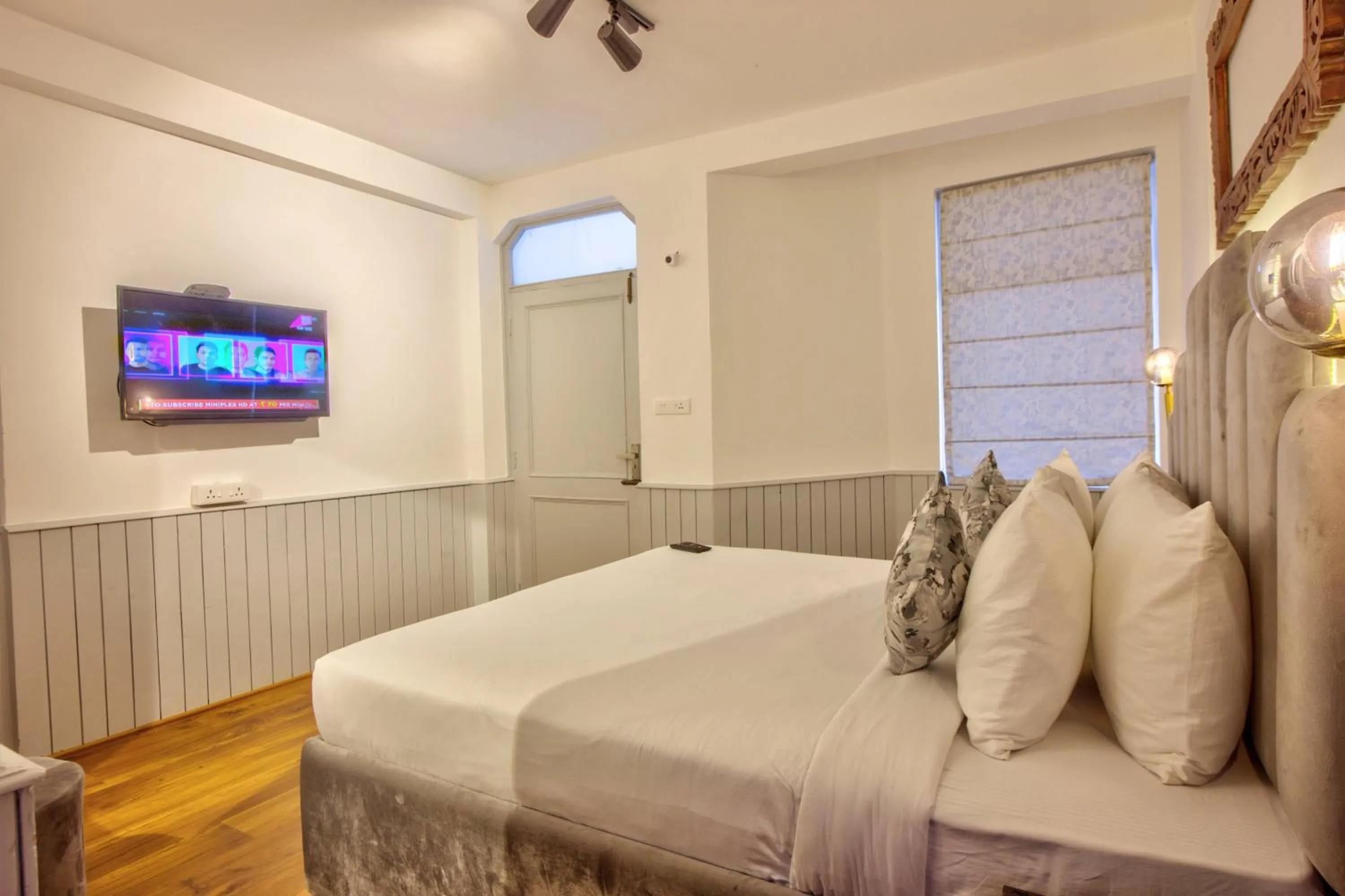 Bed in PARADISE-The Whitehouse Cafe