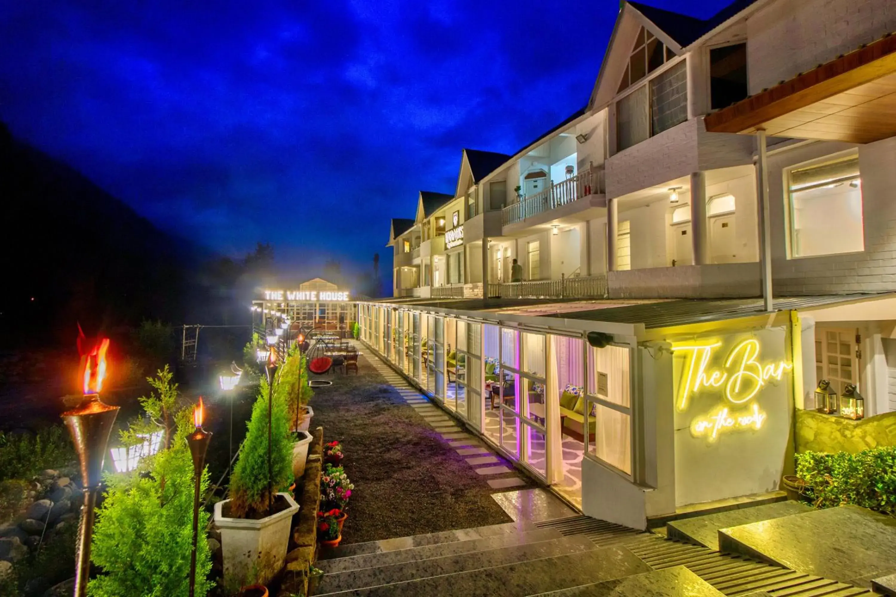 Property building in PARADISE-The Whitehouse Cafe Property building in PARADISE-The Whitehouse Cafe