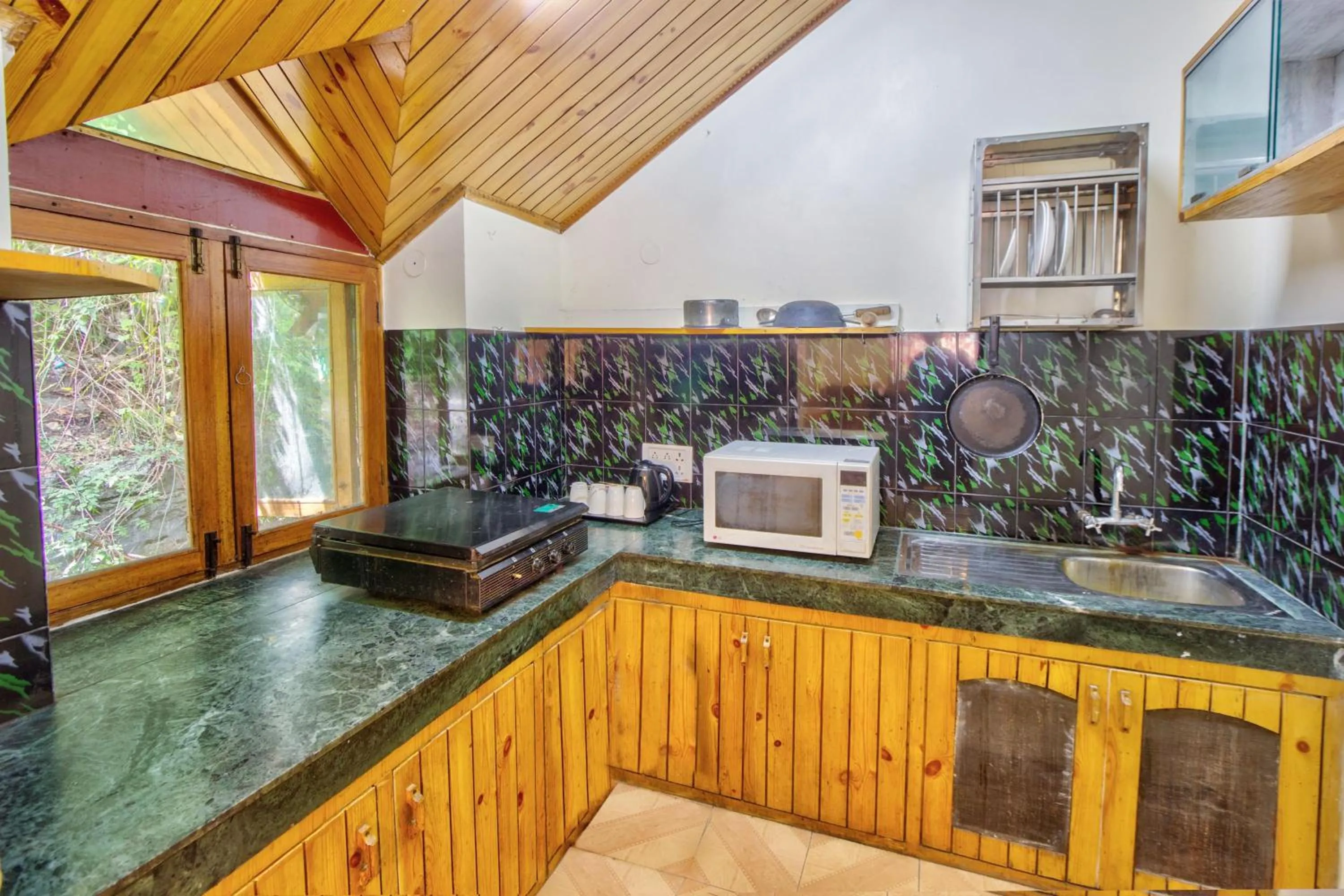 Kitchen or kitchenette in PARADISE-The Whitehouse Cafe