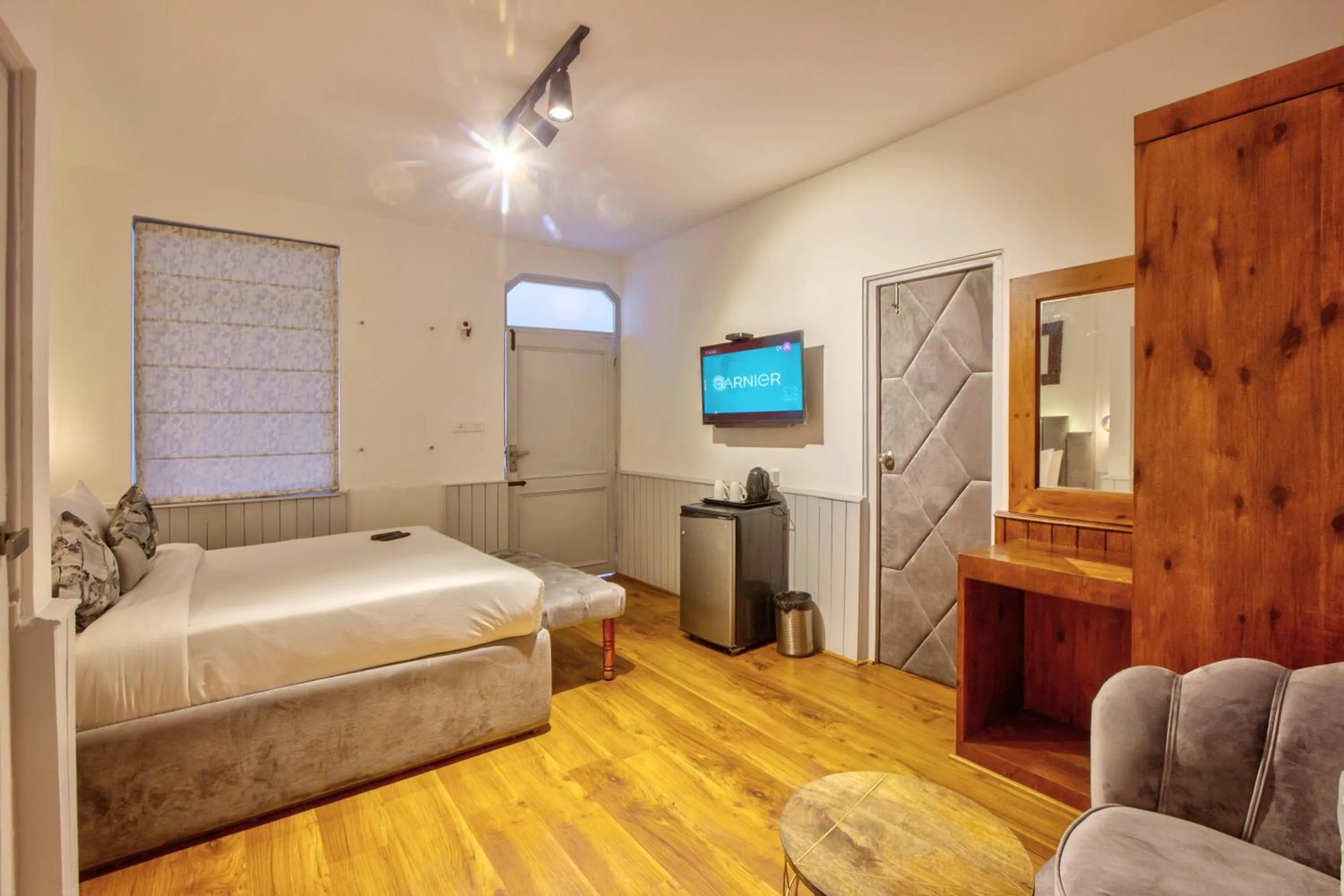 Photo of the whole room in PARADISE-The Whitehouse Cafe