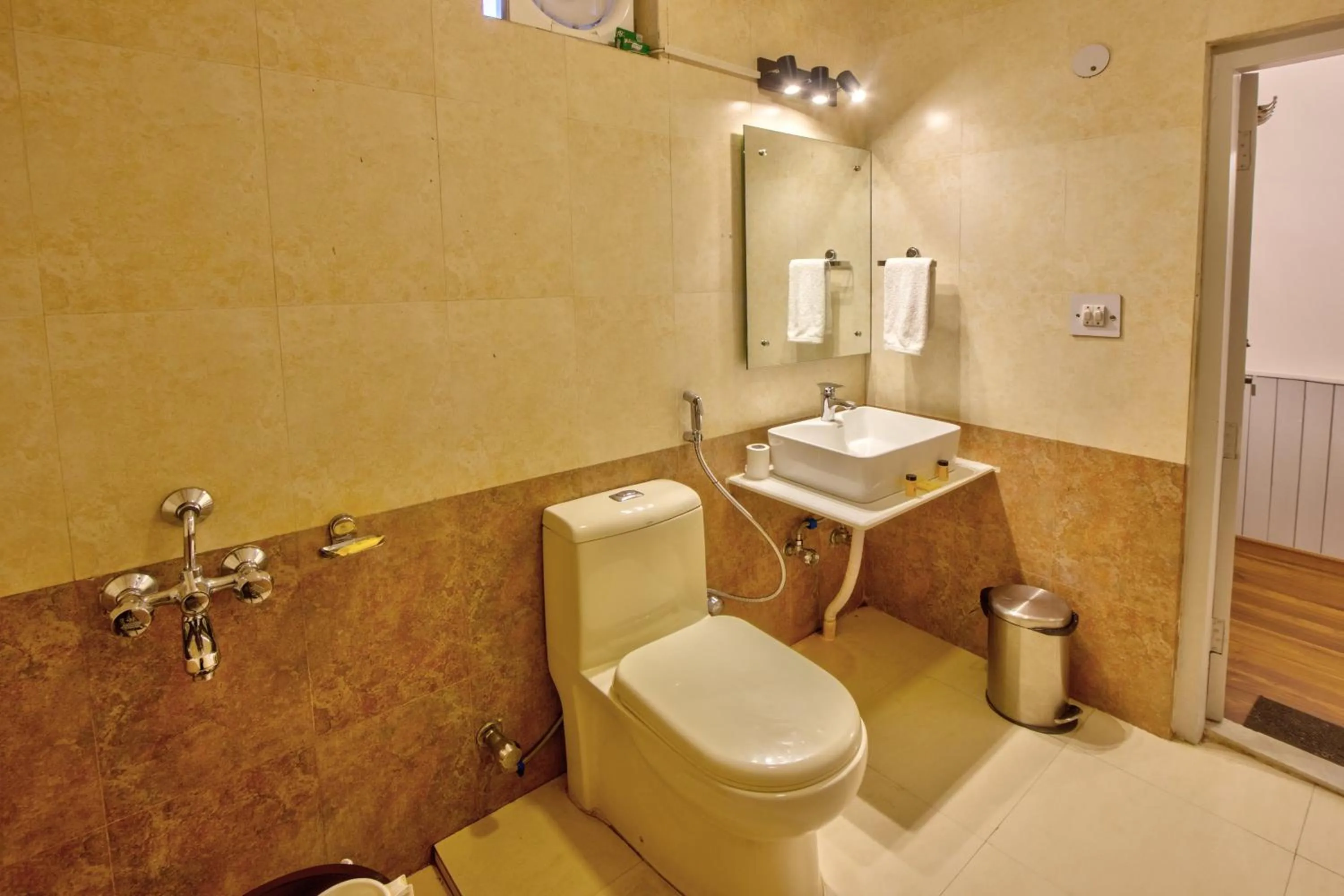 Bathroom in PARADISE-The Whitehouse Cafe