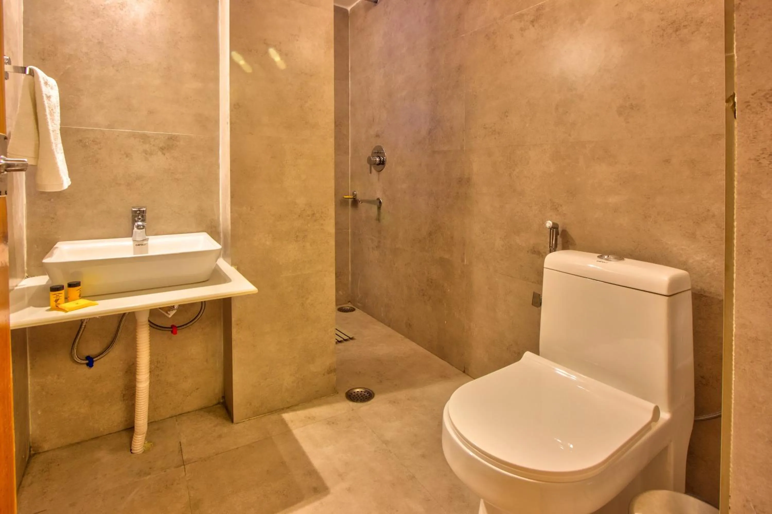 Bathroom in PARADISE-The Whitehouse Cafe