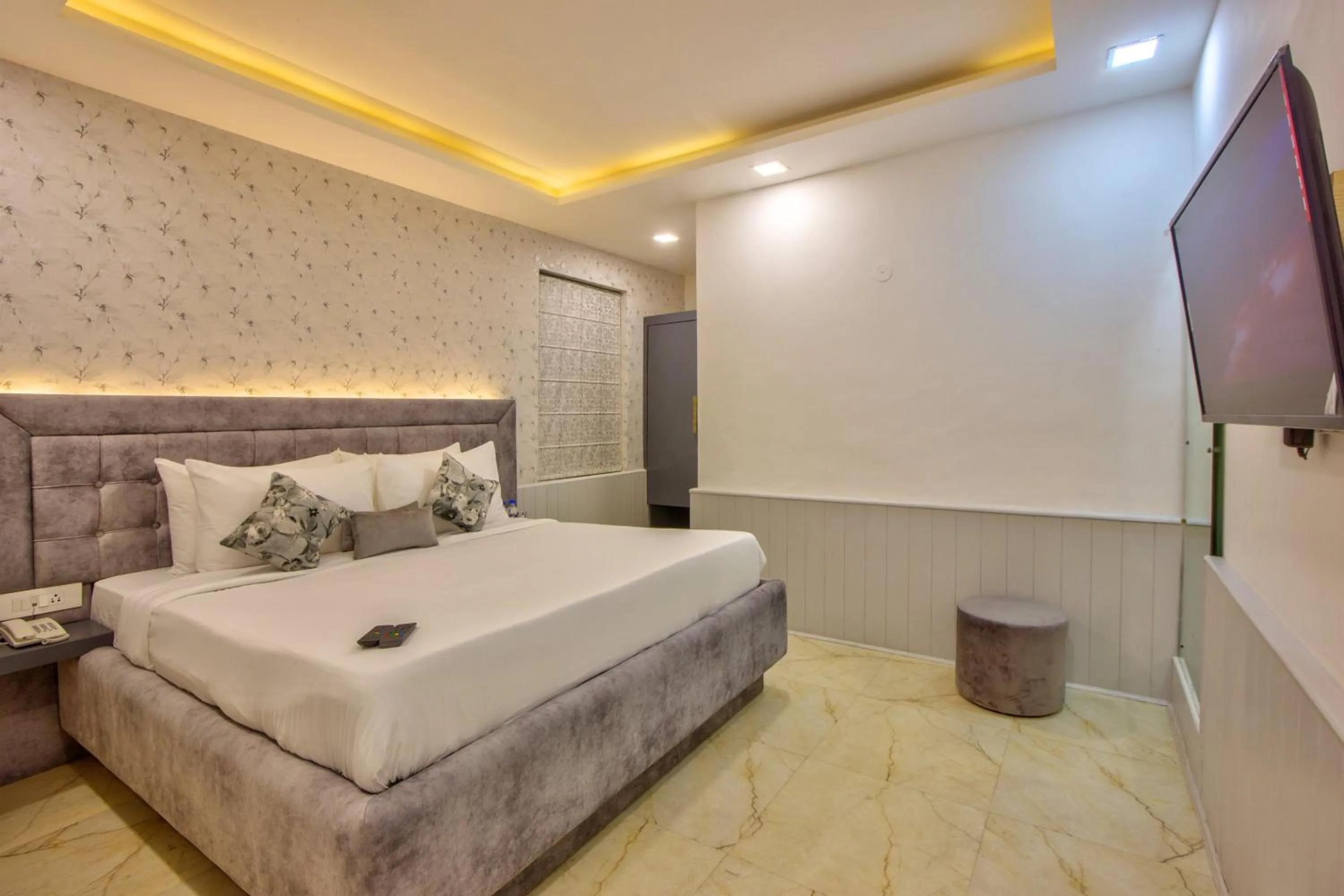 Bedroom in PARADISE-The Whitehouse Cafe