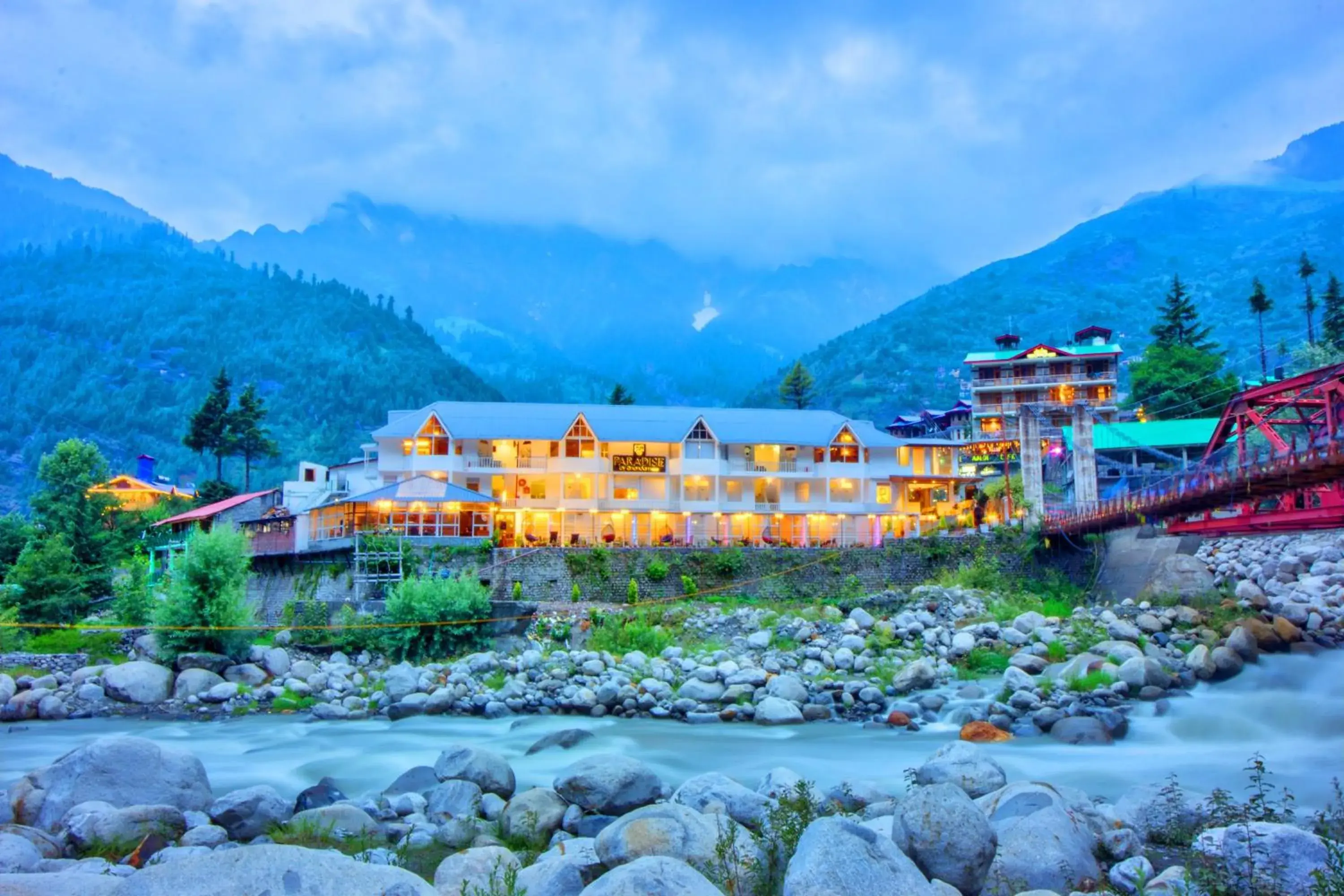 Property building in PARADISE-The Whitehouse Cafe Property building in PARADISE-The Whitehouse Cafe