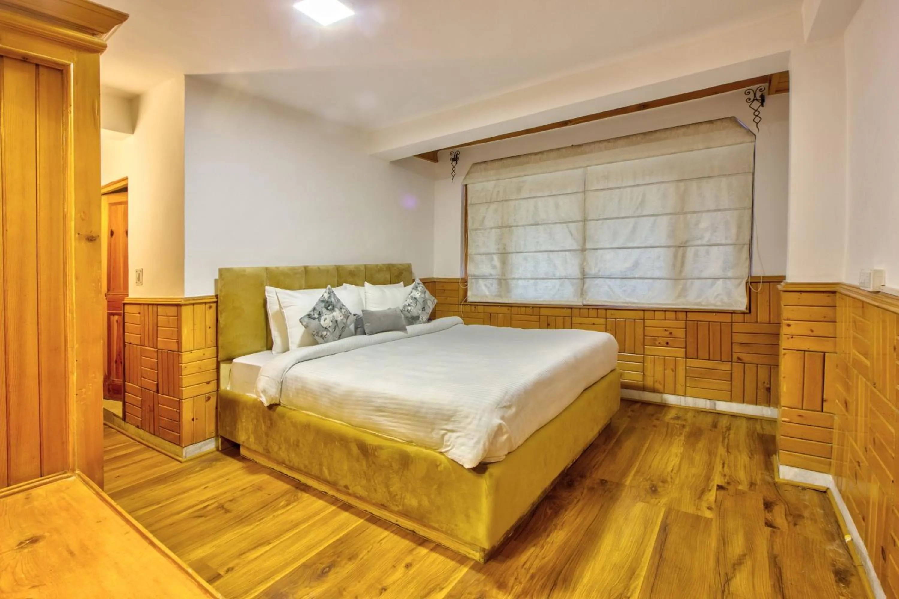 Bed in PARADISE-The Whitehouse Cafe