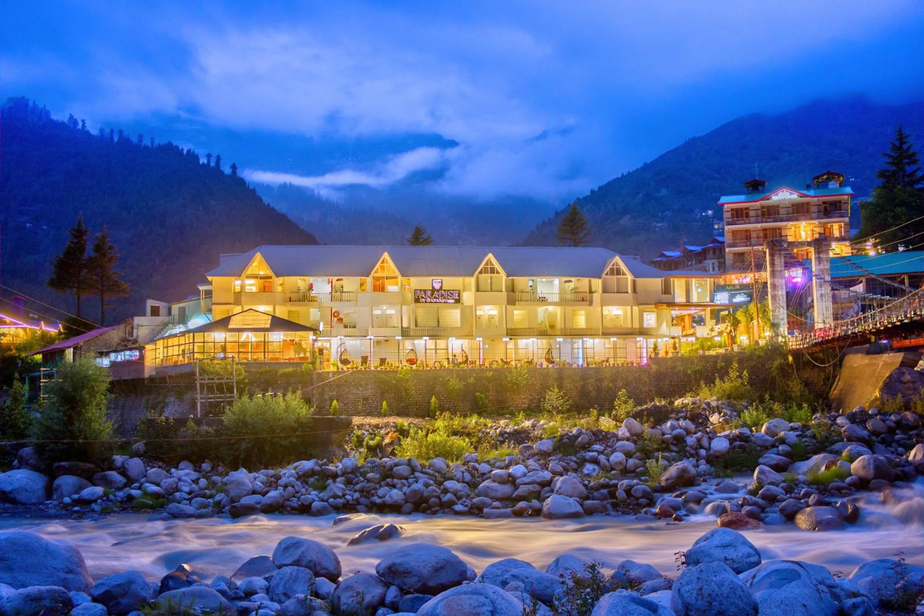 Property building in PARADISE-The Whitehouse Cafe