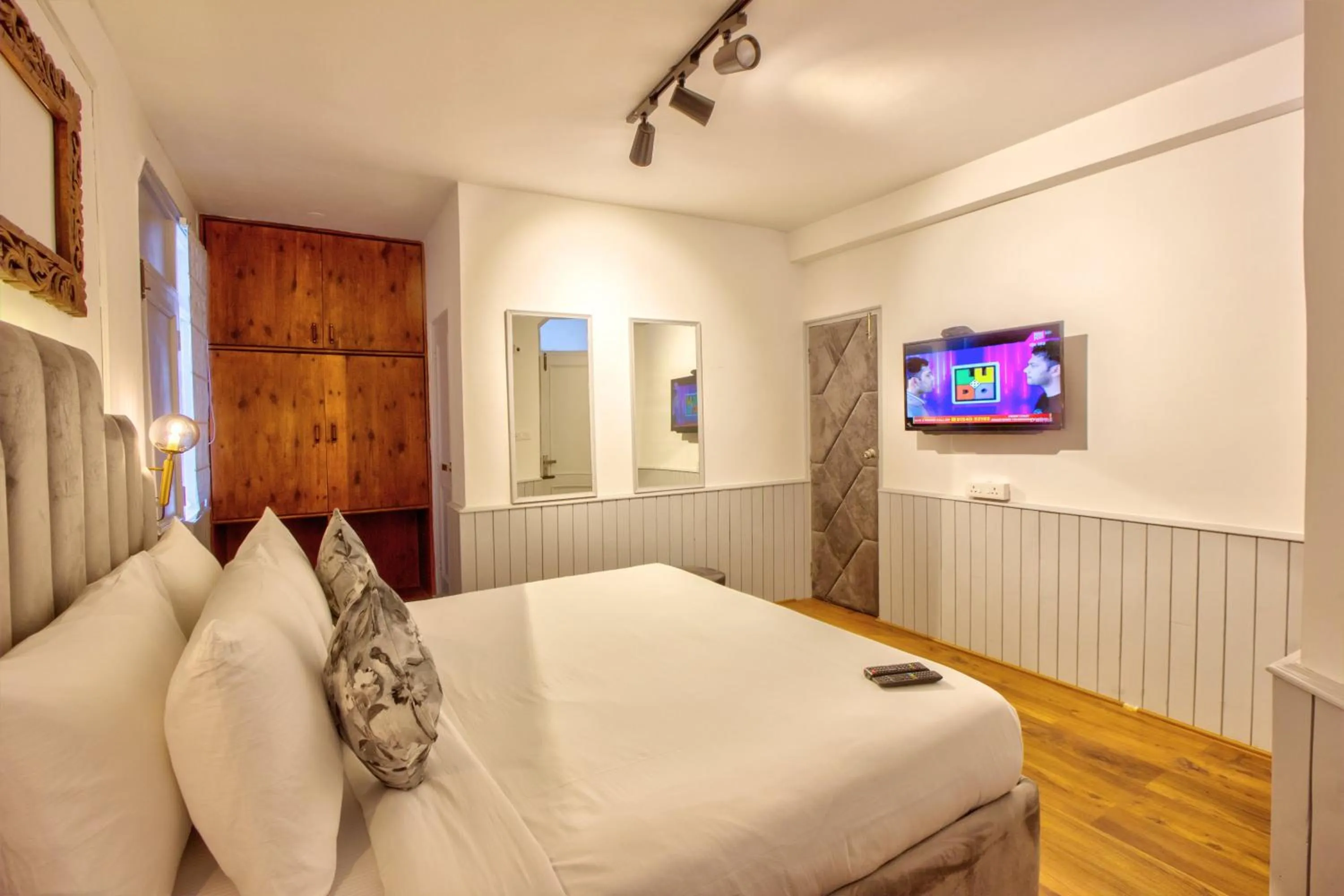 Communal lounge/ TV room in PARADISE-The Whitehouse Cafe