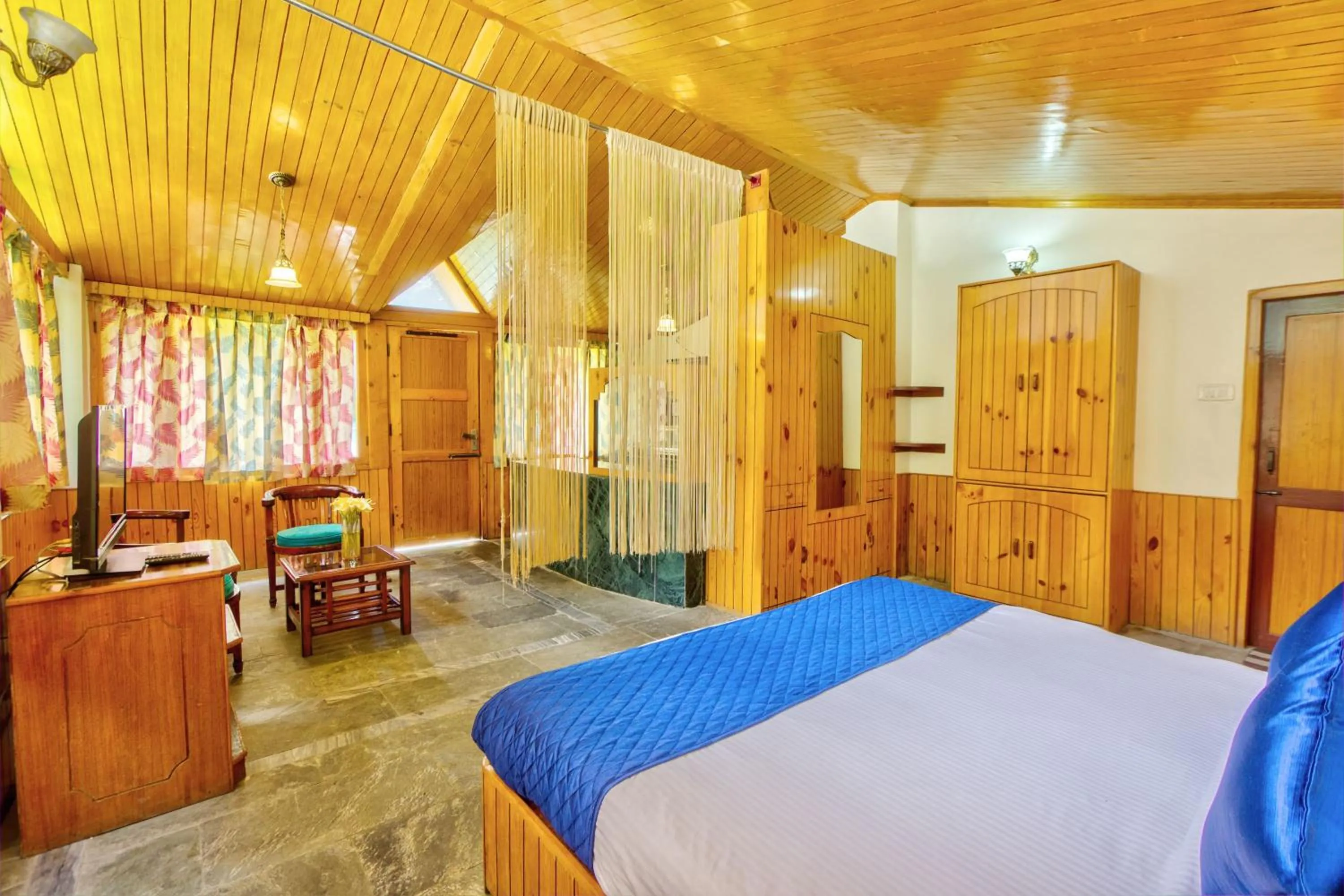 Photo of the whole room in PARADISE-The Whitehouse Cafe