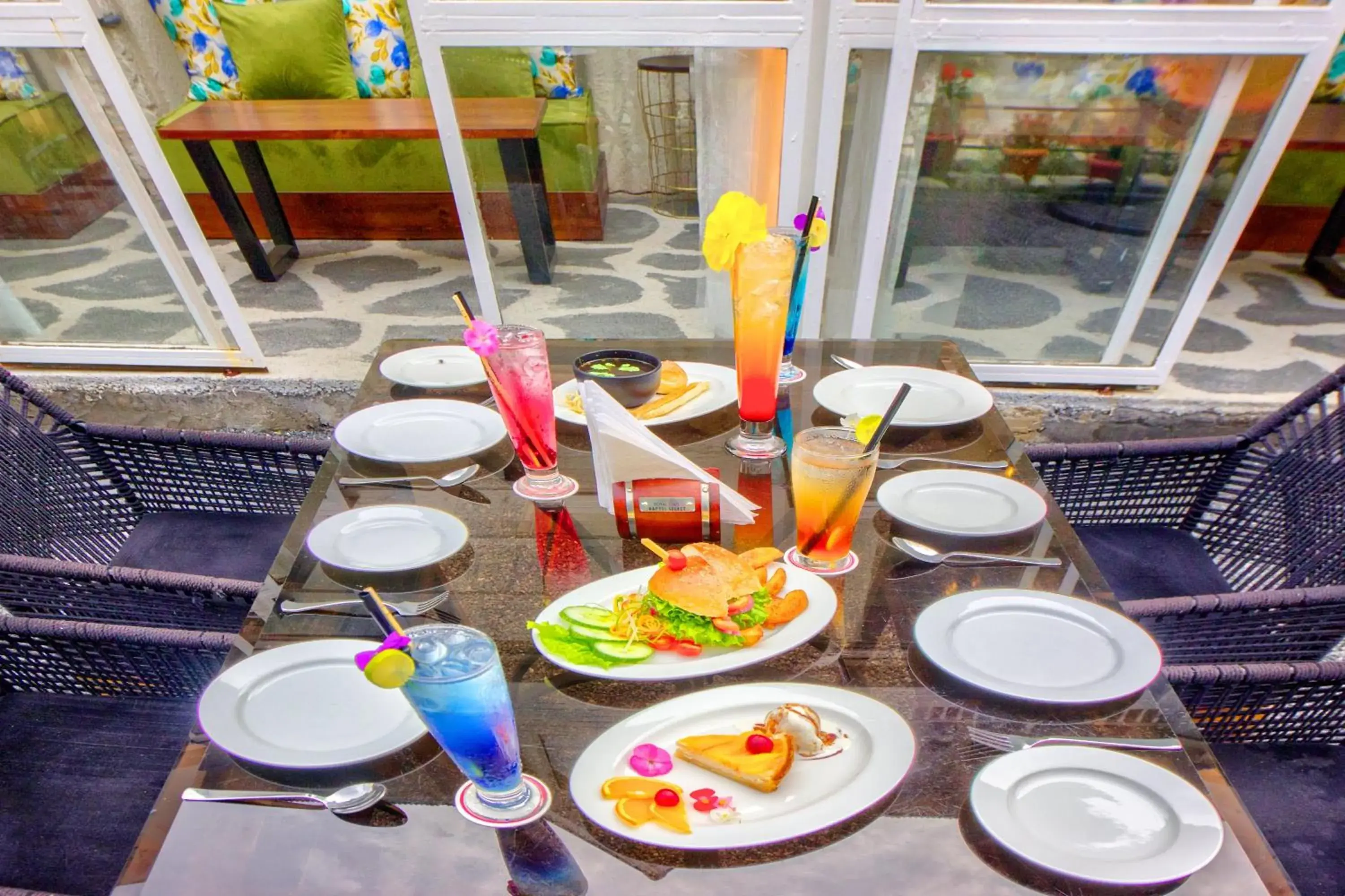 Food and drinks in PARADISE-The Whitehouse Cafe Food and drinks in PARADISE-The Whitehouse Cafe