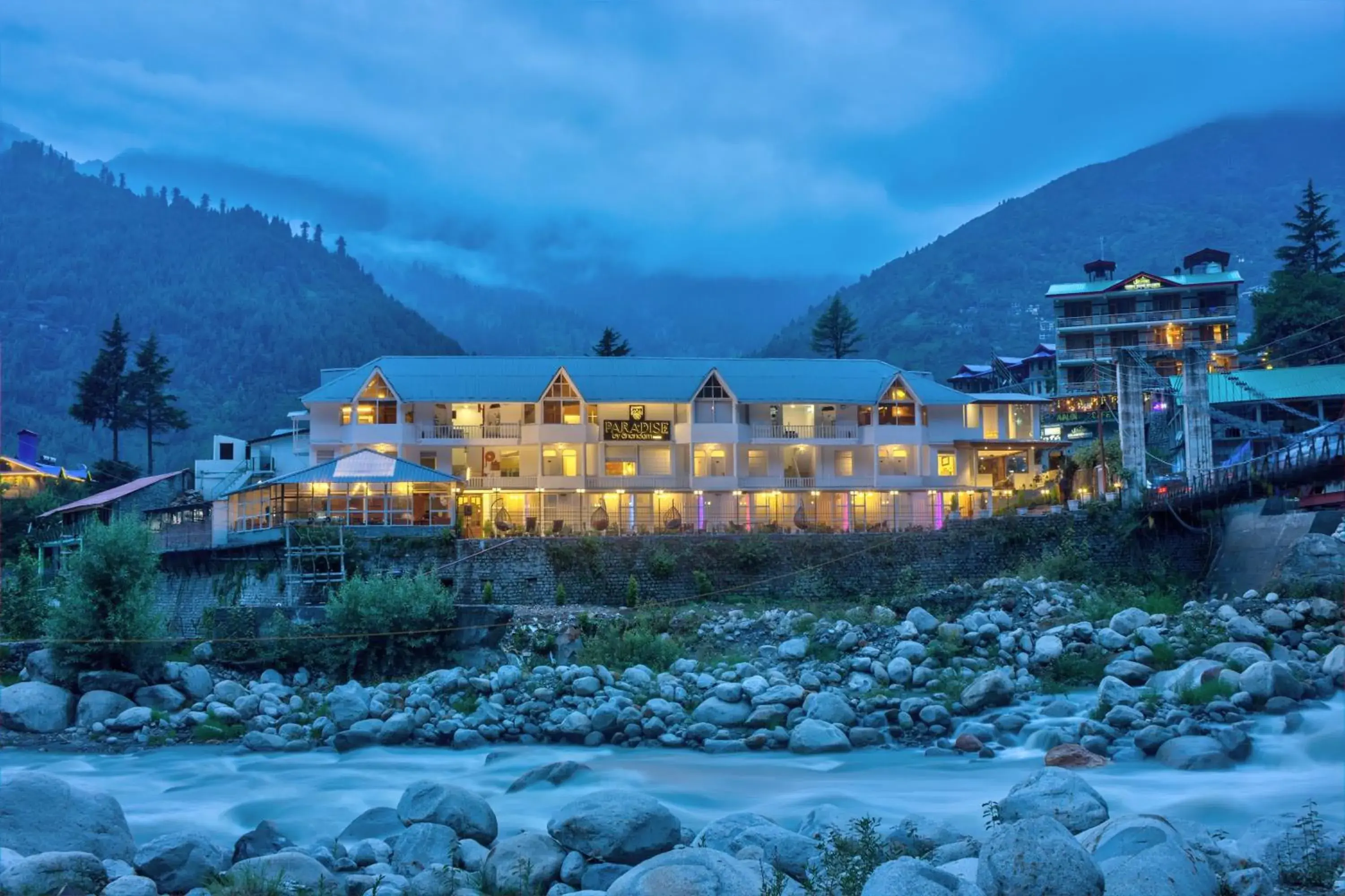 Property building in PARADISE-The Whitehouse Cafe Property building in PARADISE-The Whitehouse Cafe