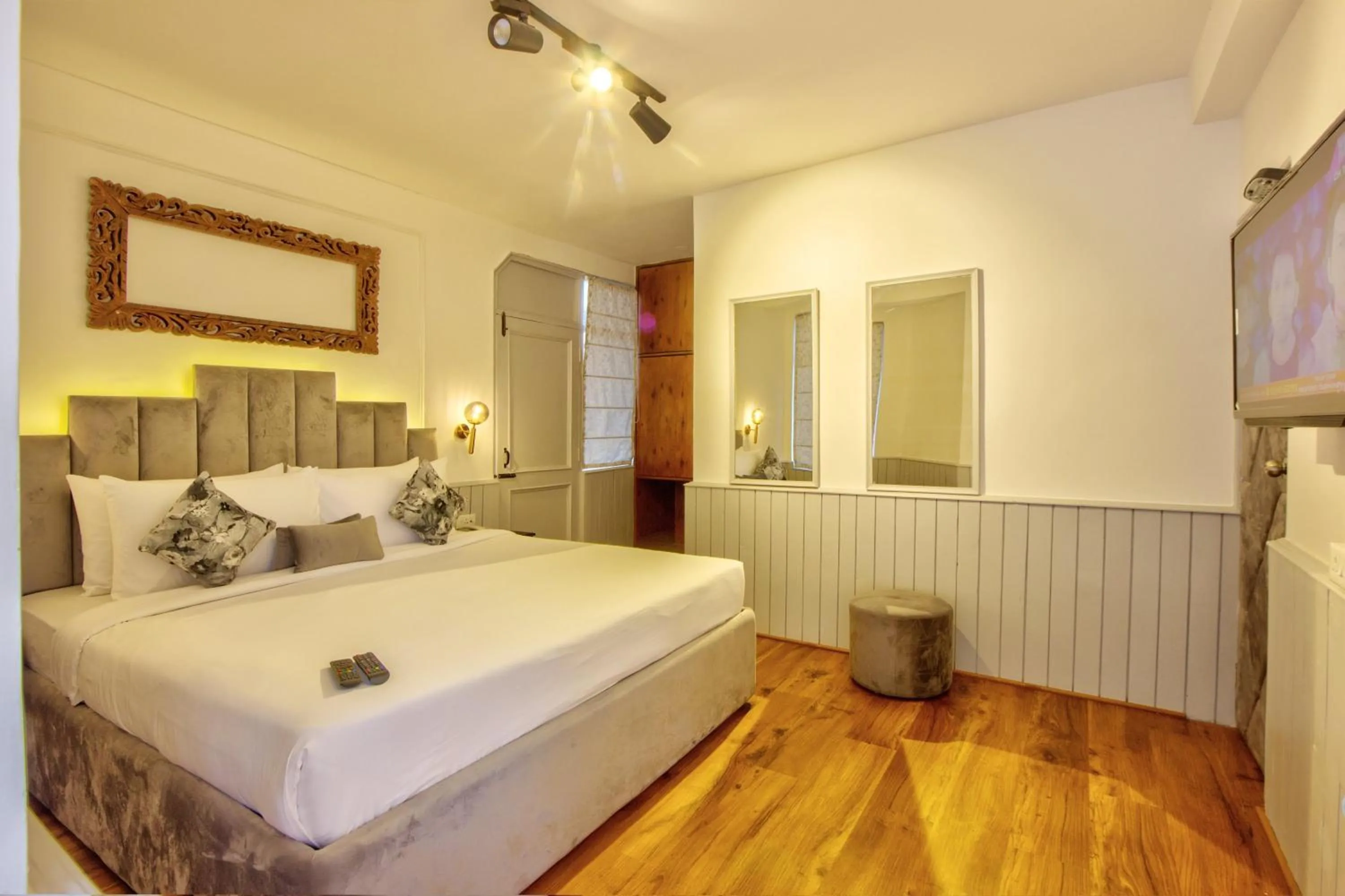 Photo of the whole room in PARADISE-The Whitehouse Cafe