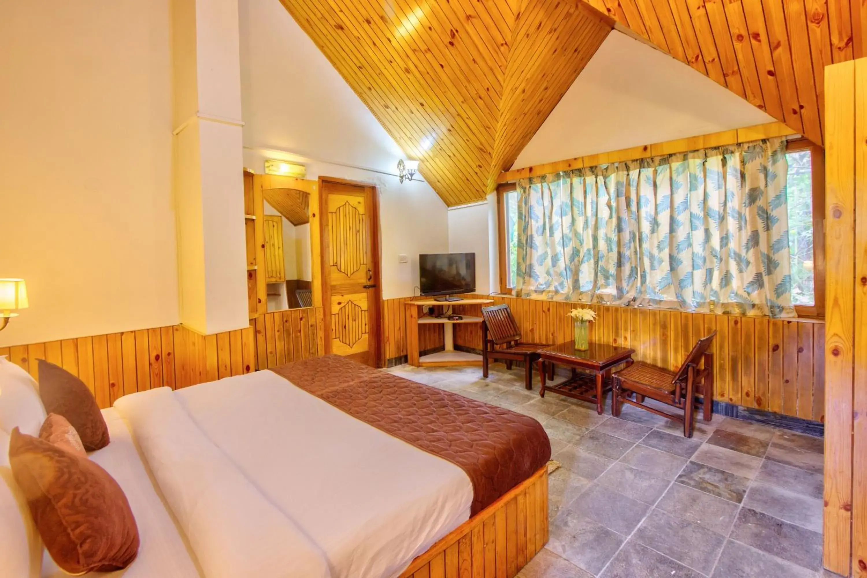 Photo of the whole room in PARADISE-The Whitehouse Cafe Photo of the whole room in PARADISE-The Whitehouse Cafe