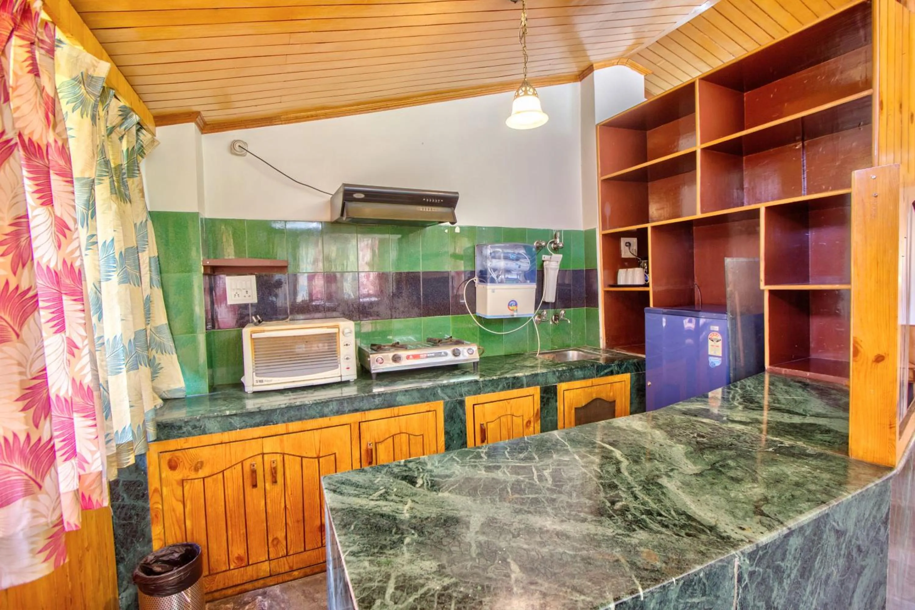 Kitchen or kitchenette in PARADISE-The Whitehouse Cafe