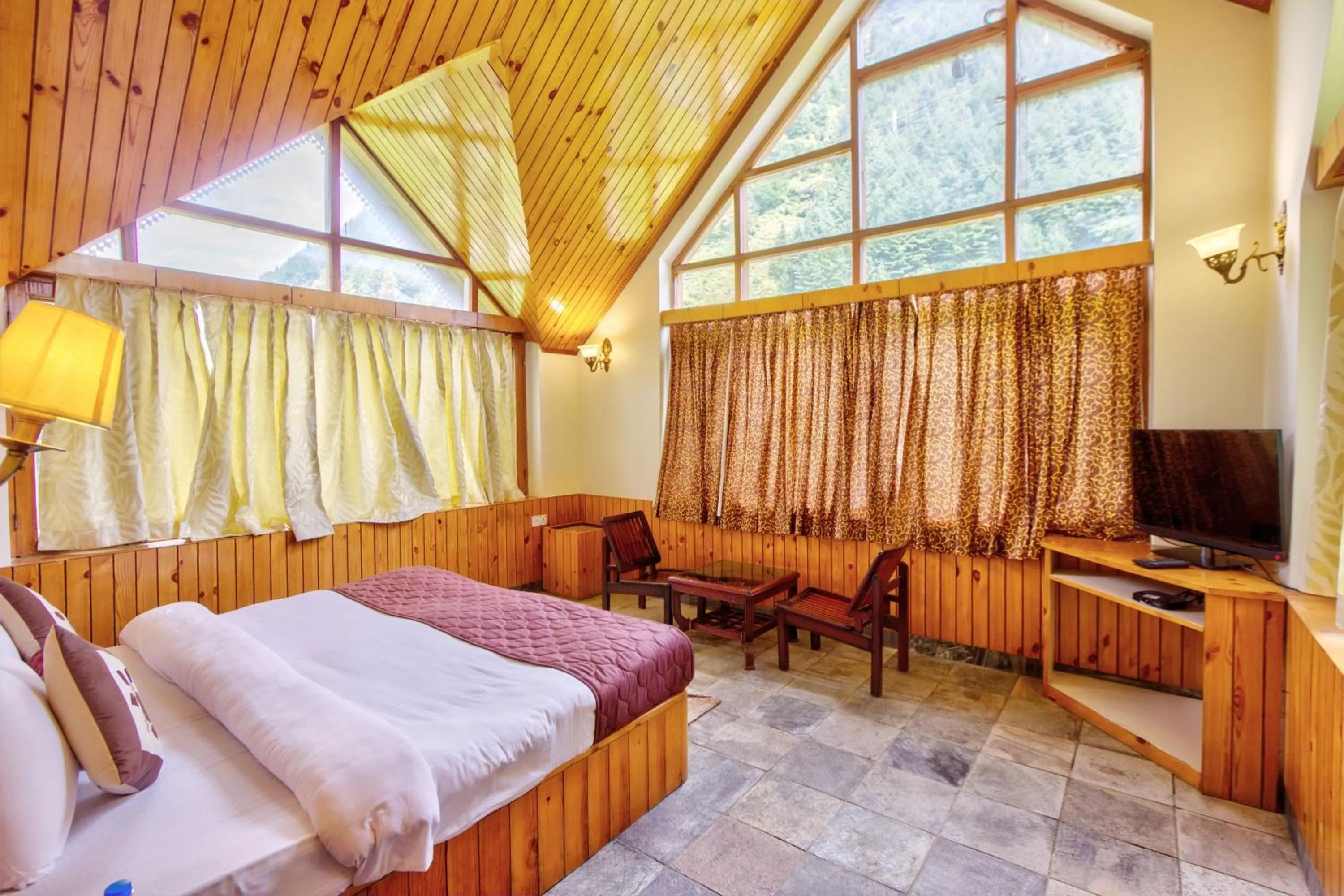 TV and multimedia in PARADISE-The Whitehouse Cafe