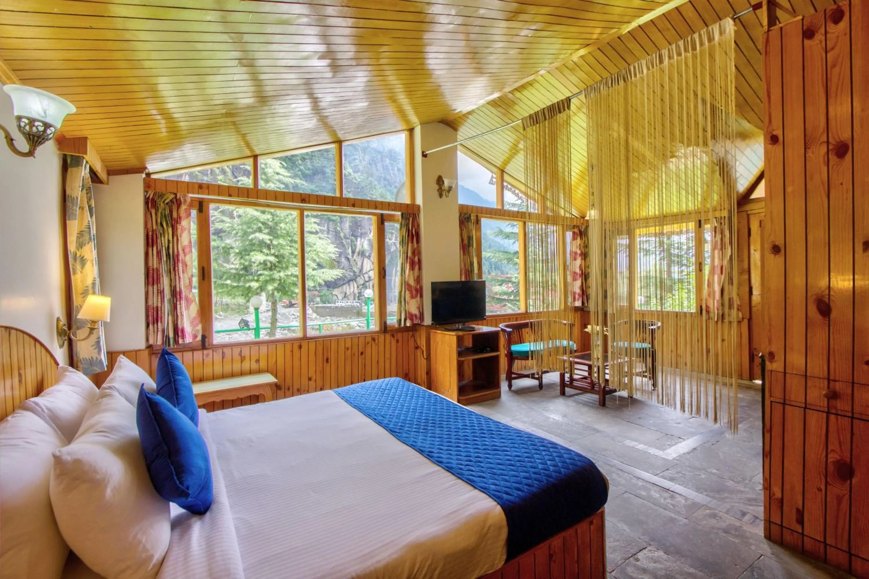 Photo of the whole room in PARADISE-The Whitehouse Cafe