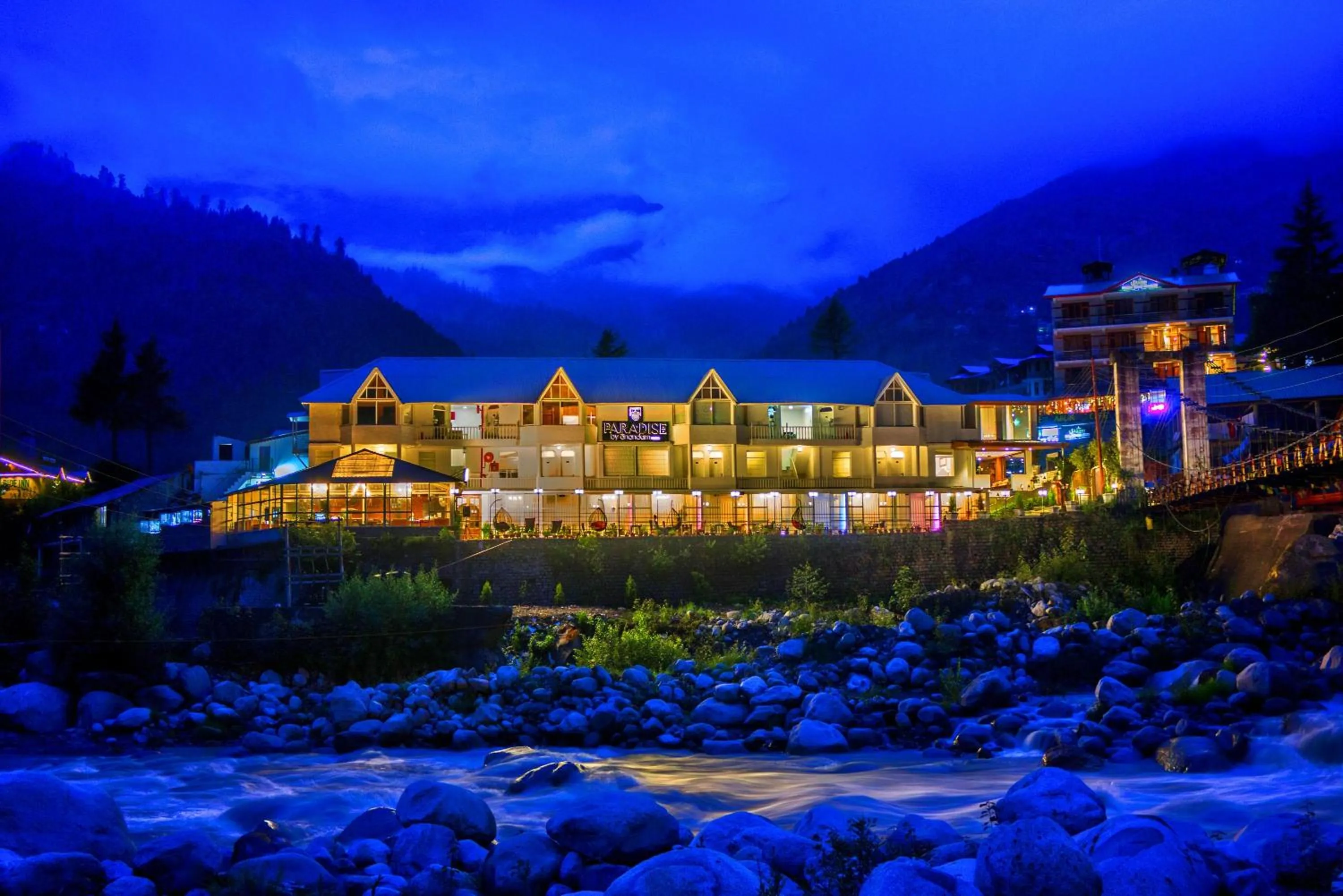 Property building in PARADISE-The Whitehouse Cafe