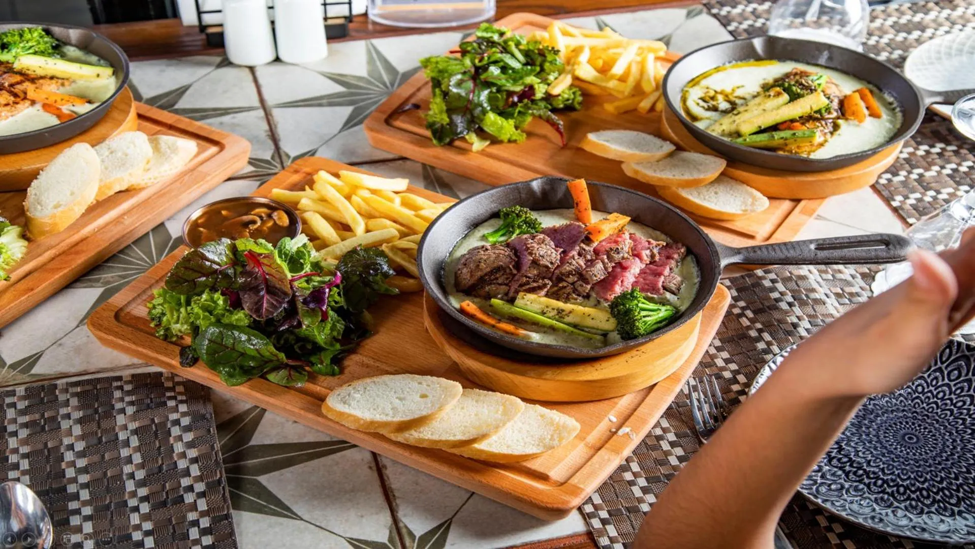 Restaurant/places to eat in Hotel Philosophy