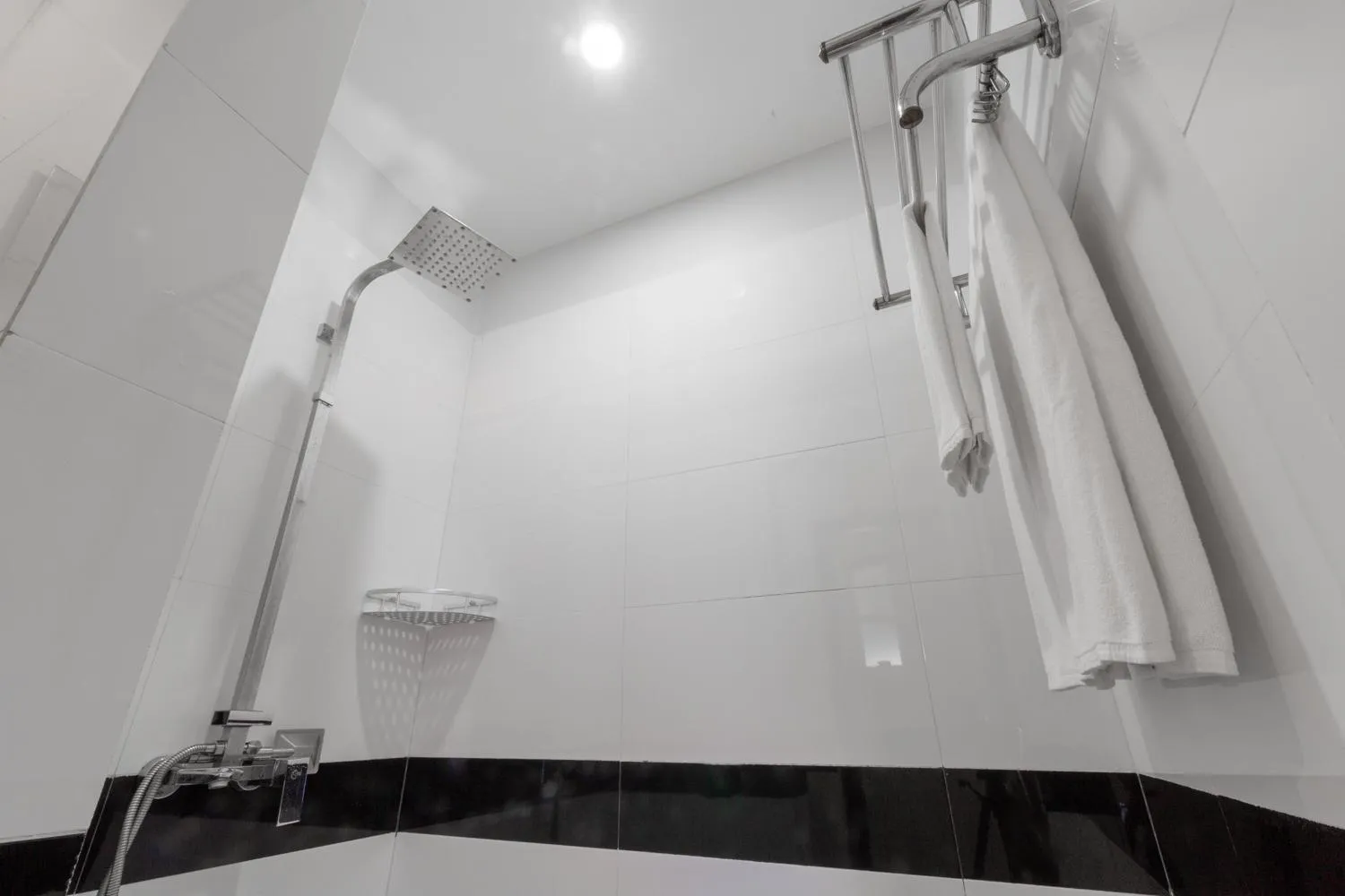 Shower in La Bastide de Caro